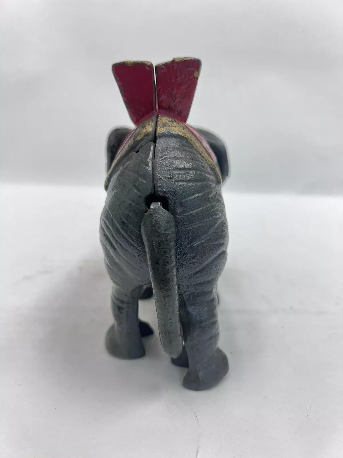 Mechanical Cast Iron Still Bank Circus Elefant Münze Piggy Bank, Vintage im Zustand „Gut“ in Philadelphia, PA
