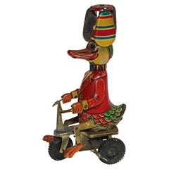 Vieux canard à remontage mécanique peint à la main sur vélo