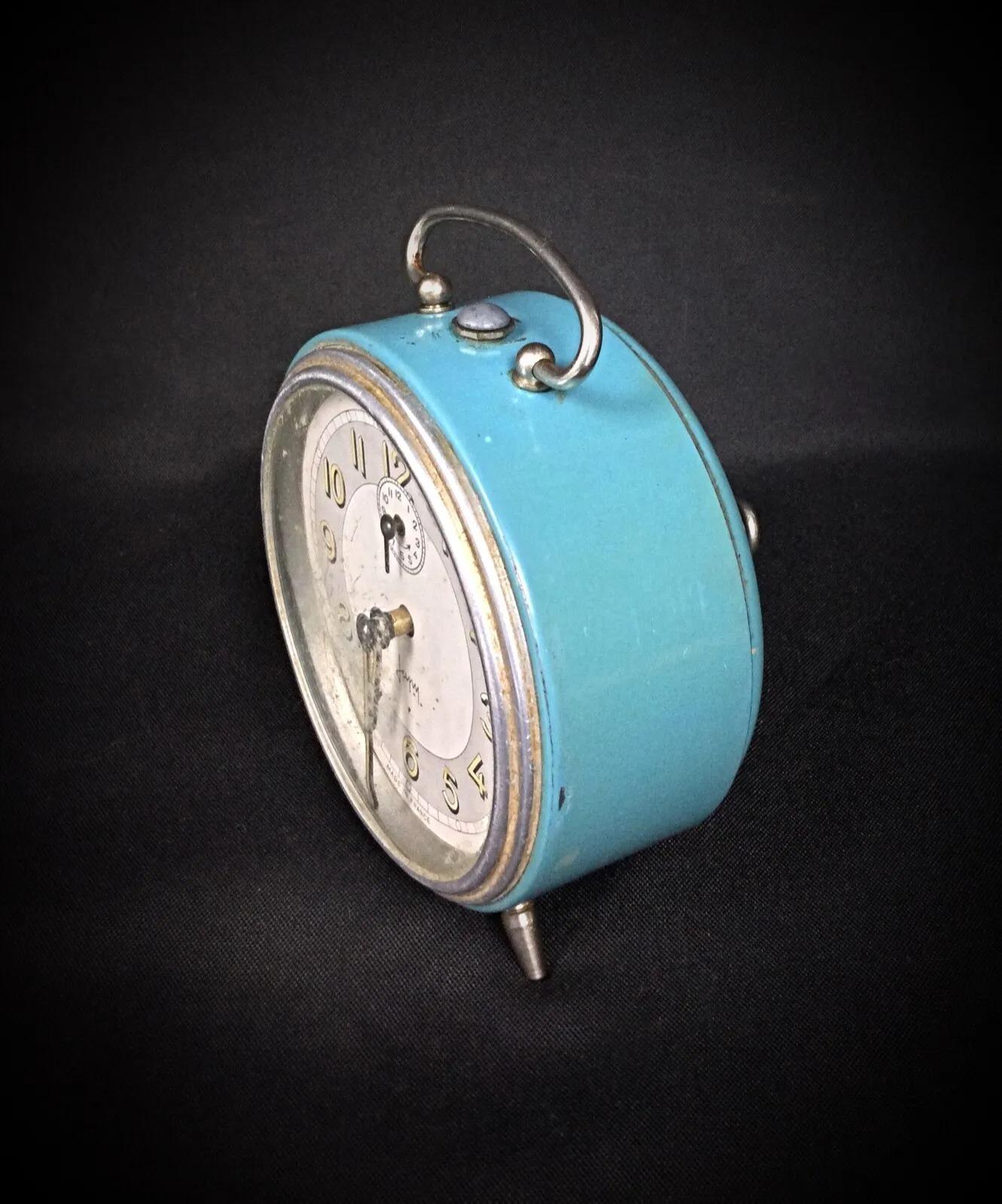 This vintage mechanical Japy alarm clock in blue is in fairly good condition. There are some oxidation marks present, and the plastic on the clock face is scratched with a few small stains. Please refer to the photos for more detailed