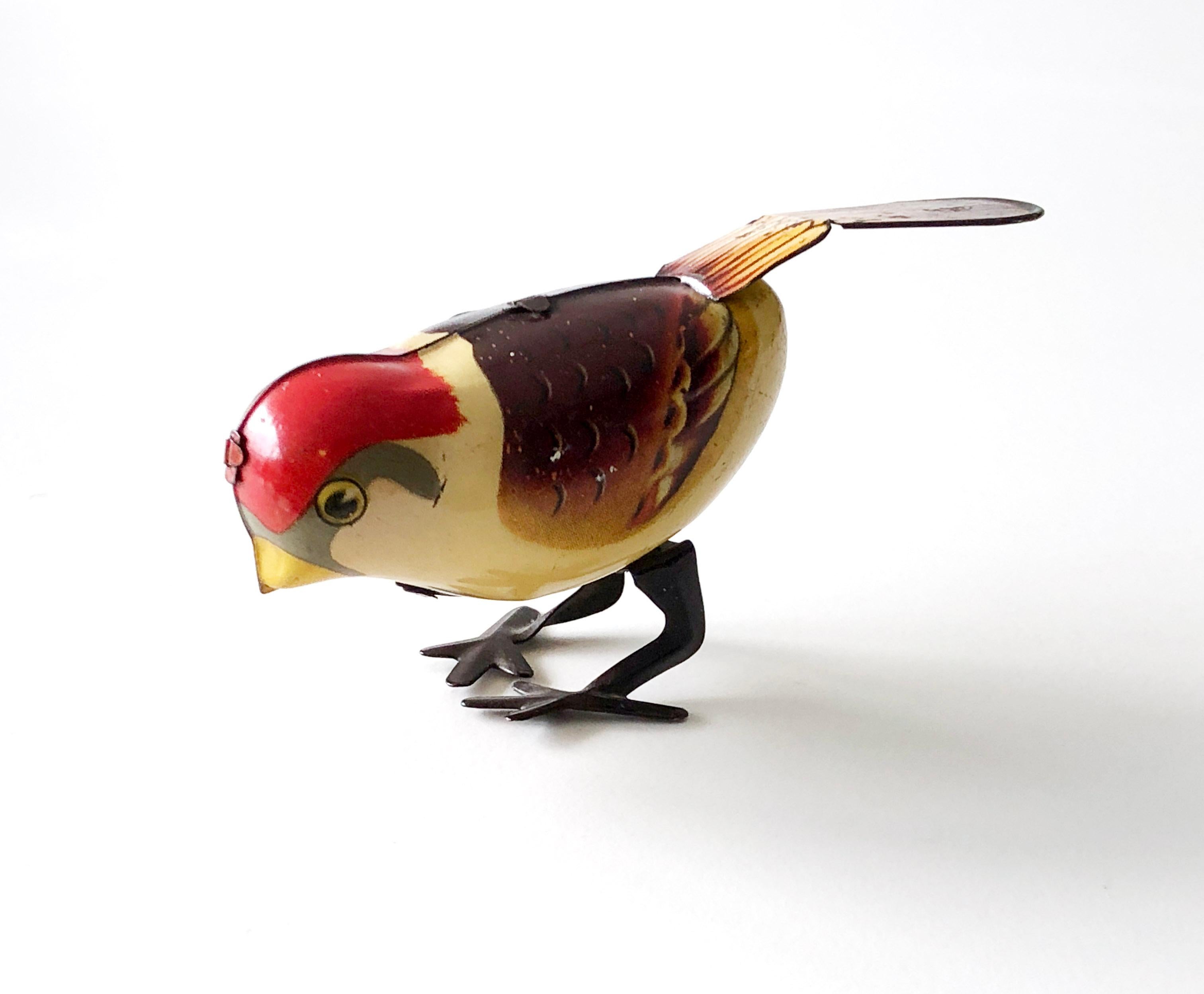 Vintage wind-up Sparrow toy with a mechanical tinplated clockwork mechanism - 1960s
Manufactured in China in the late 1960s, this sparrow toy features a lithographed tinplate bird with a clockwork mechanism housed in its body, and a key protruding