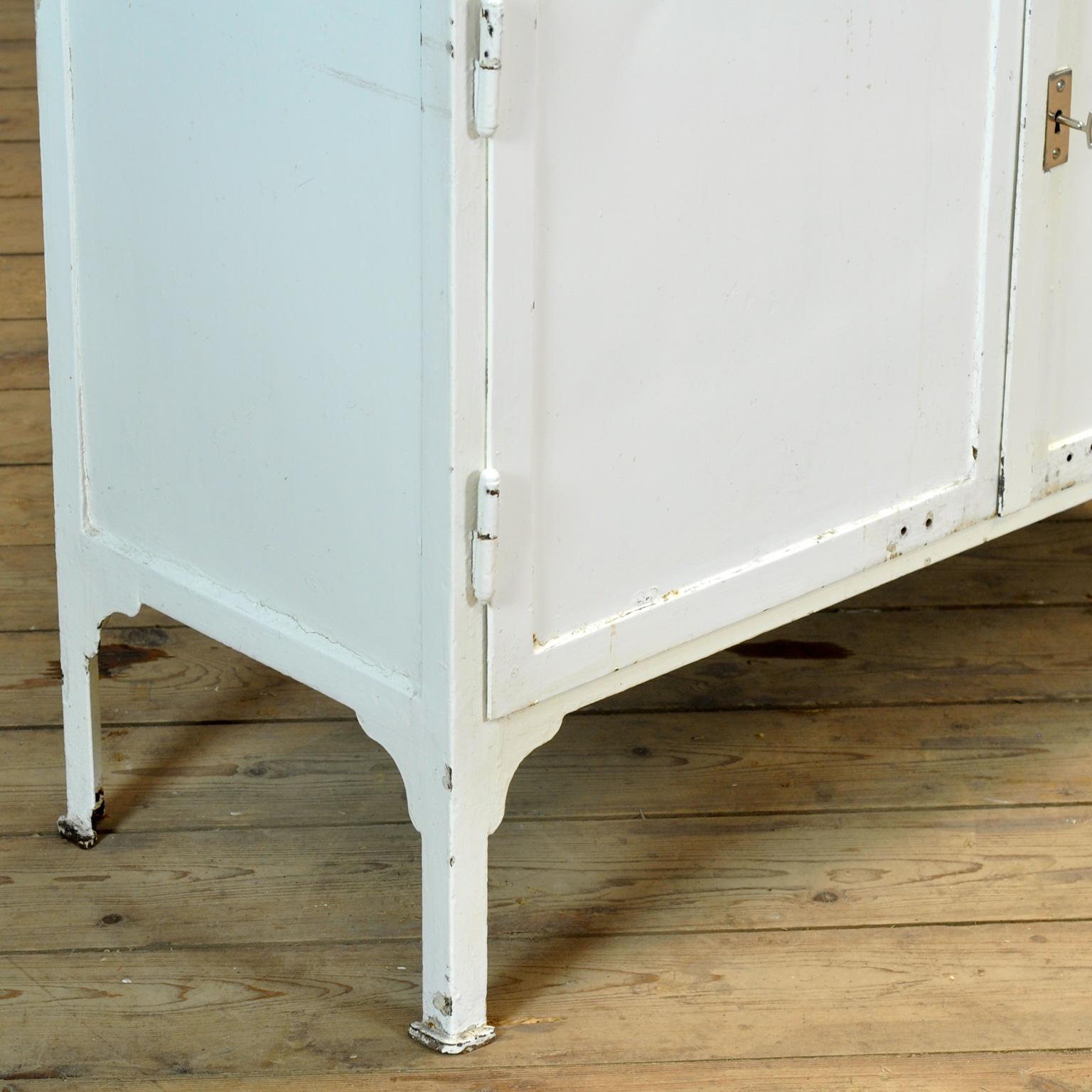 Cabinet médical vintage, années 1930 en vente 2