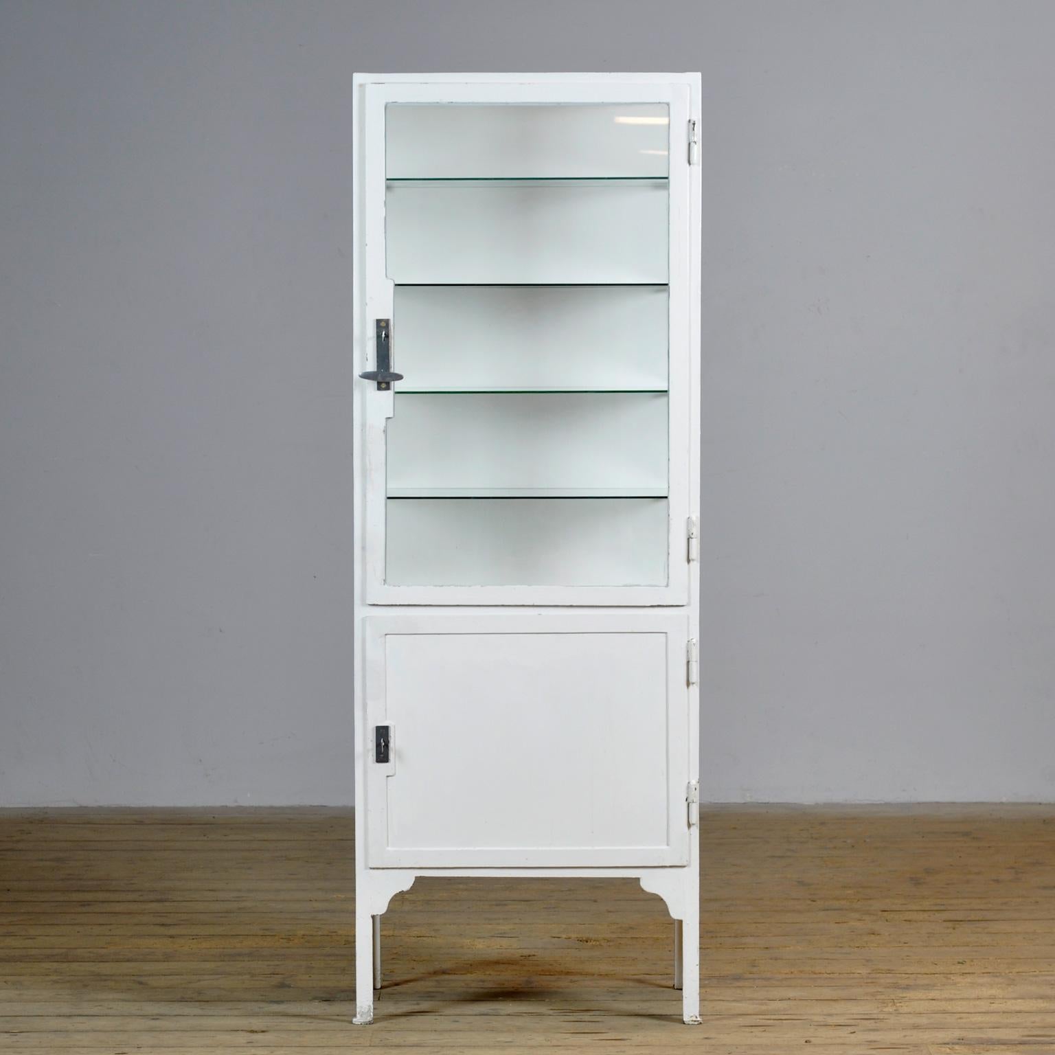 Cabinet médical des années 1930. L'armoire est fabriquée en Hongrie et est composée de fer épais et de verre. Avec des serrures qui fonctionnent bien. De qualité supérieure, l'armoire pèse environ 60 kg.