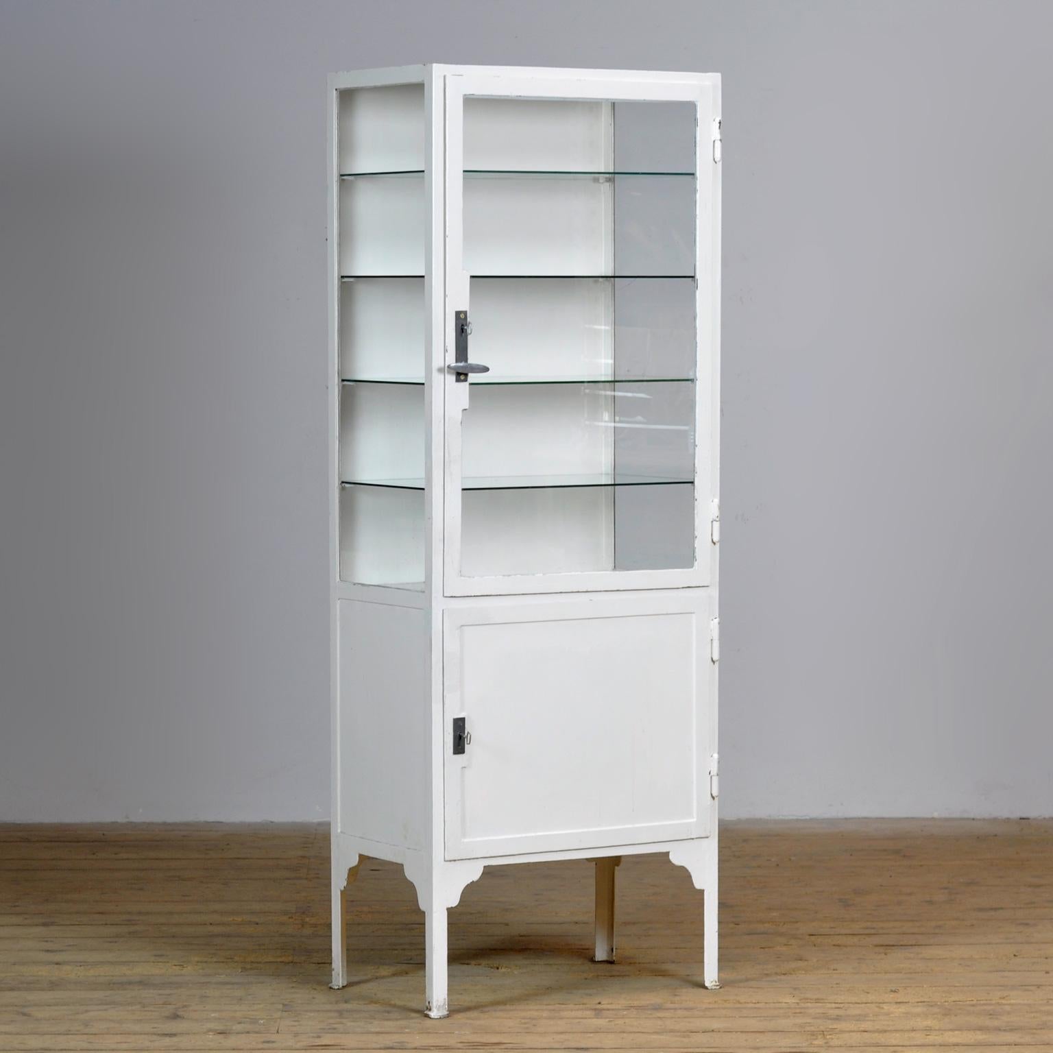 Industriel Armoire médicale vintage, années 1930