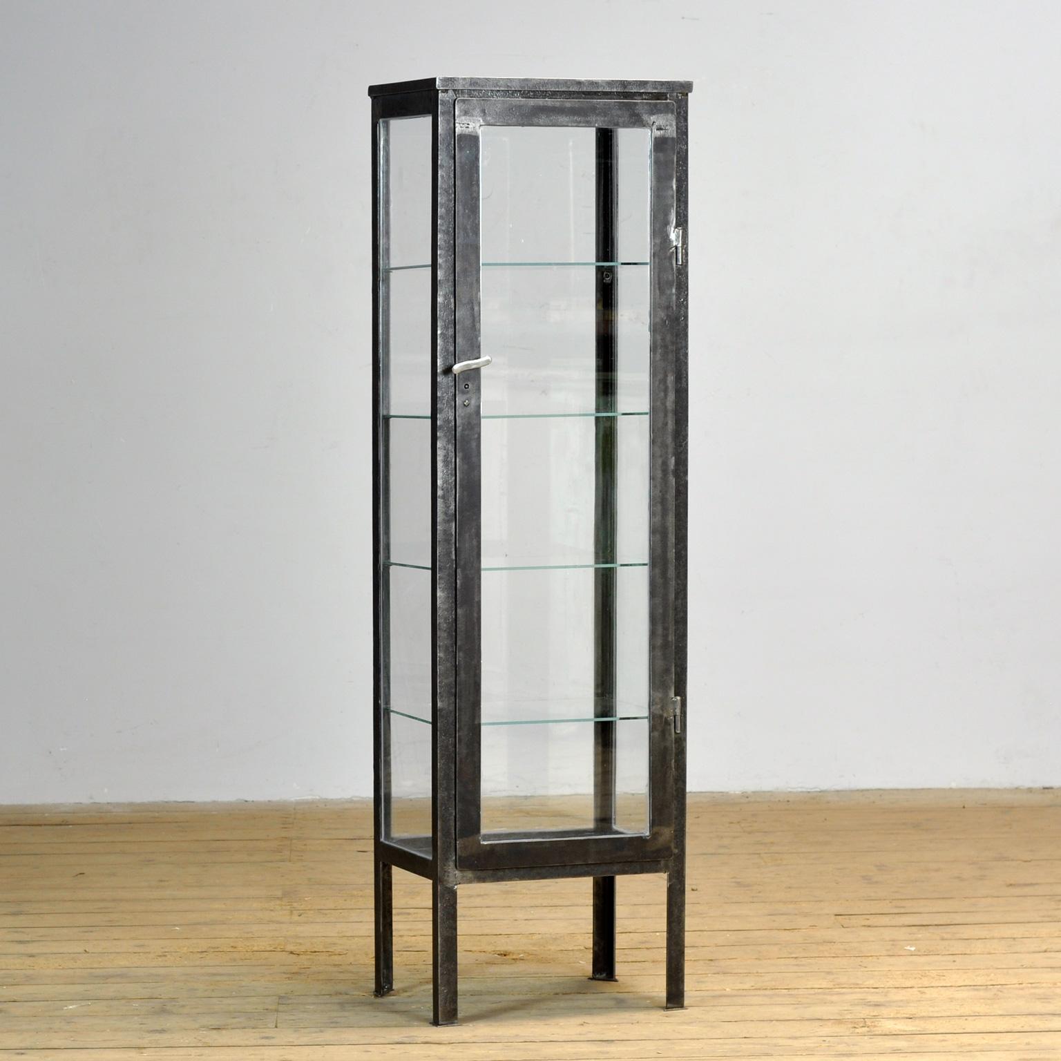 Industriel Cabinet médical vintage, années 1930 en vente
