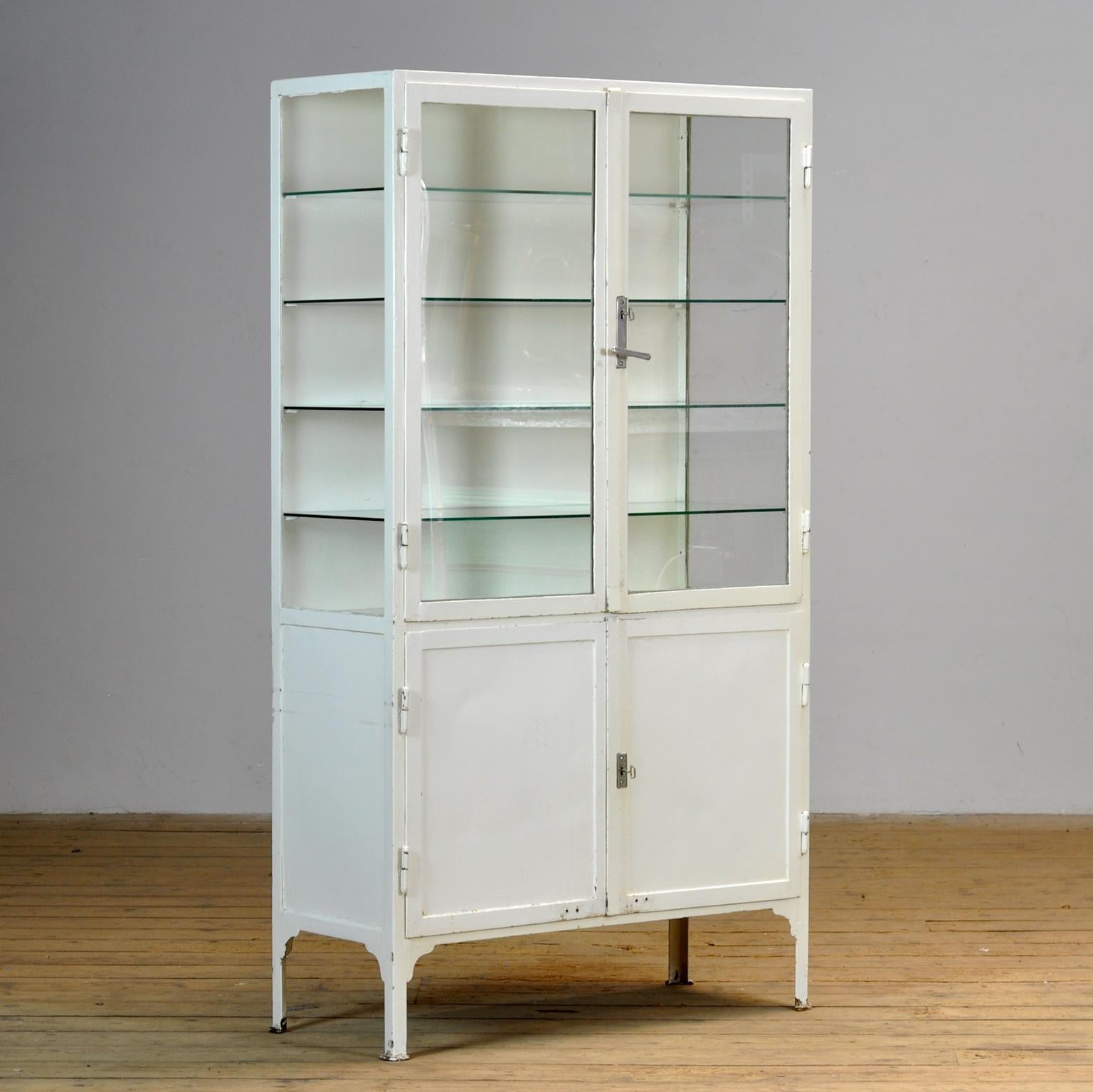 Industriel Cabinet médical vintage, années 1930 en vente