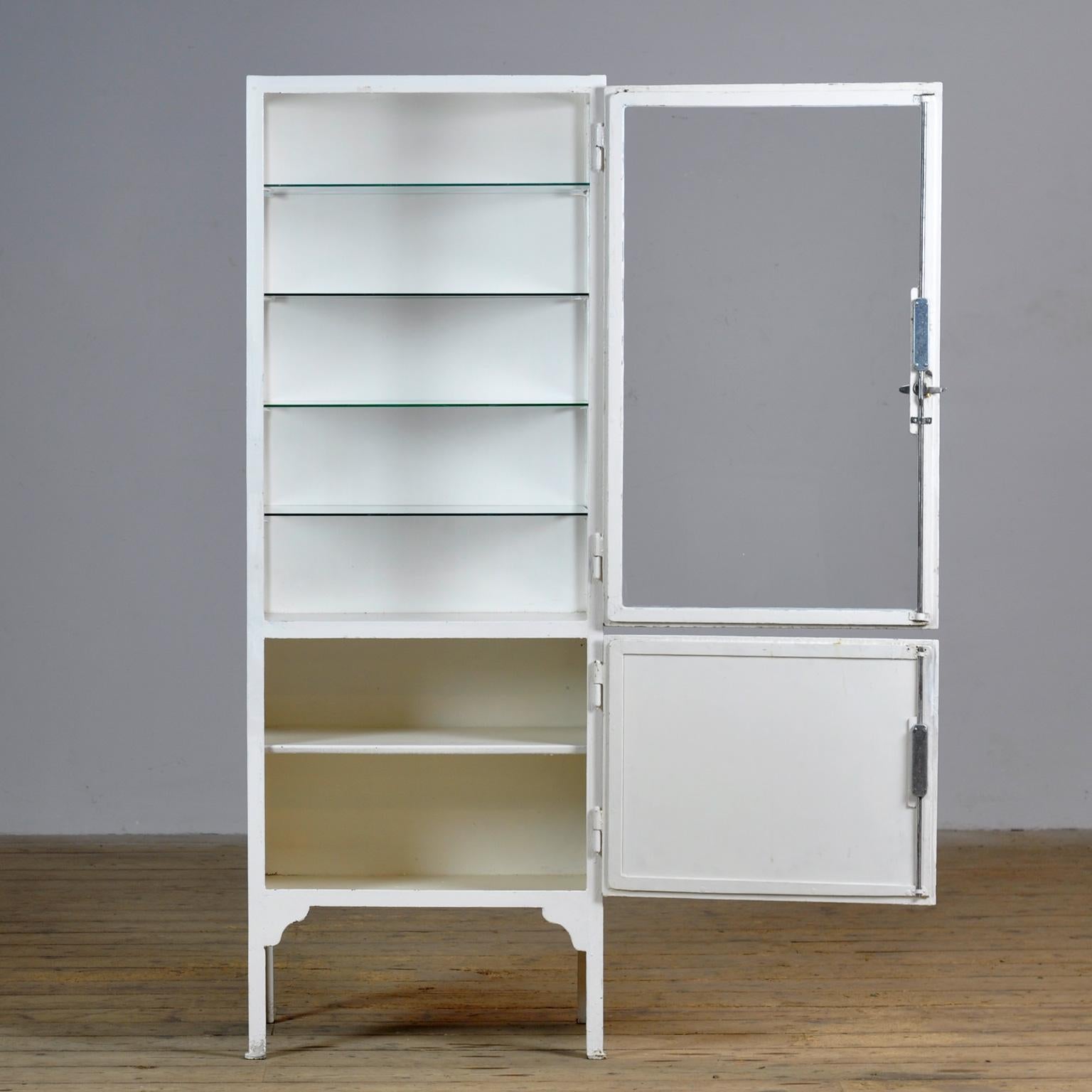 Peint Armoire médicale vintage, années 1930