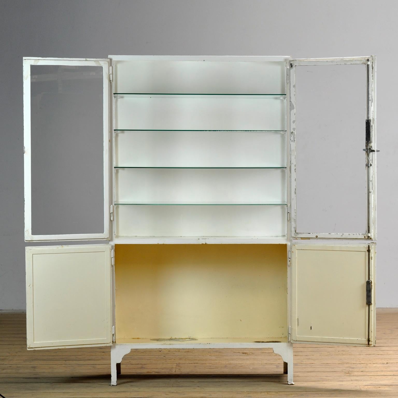 Vintage Medical Cabinet, 1930’s In Fair Condition For Sale In Amsterdam, Noord Holland