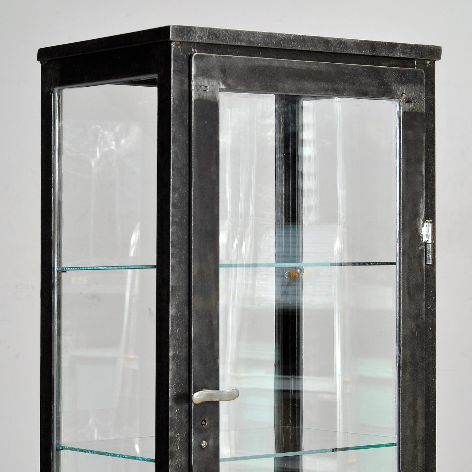 Cabinet médical vintage, années 1930 Bon état - En vente à Amsterdam, Noord Holland