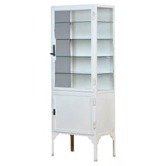Armoire médicale vintage, années 1930