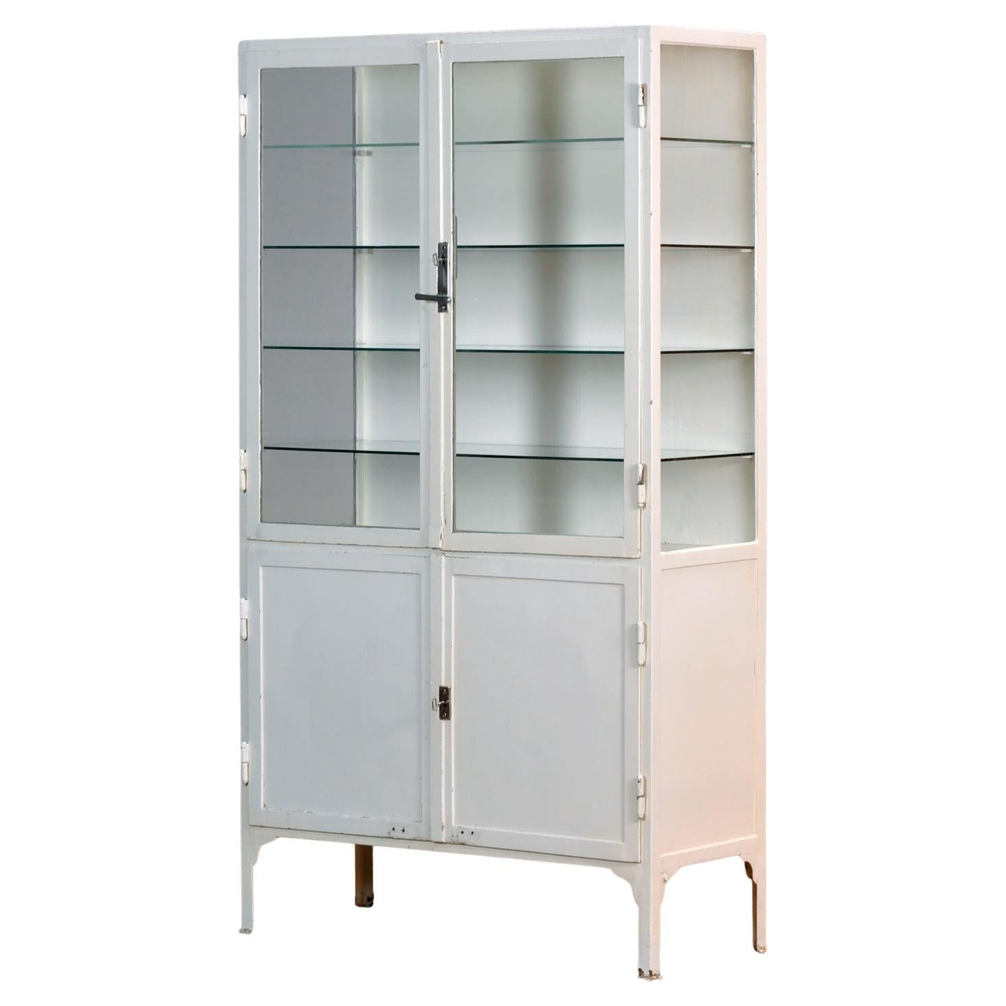 Cabinet médical vintage, années 1930