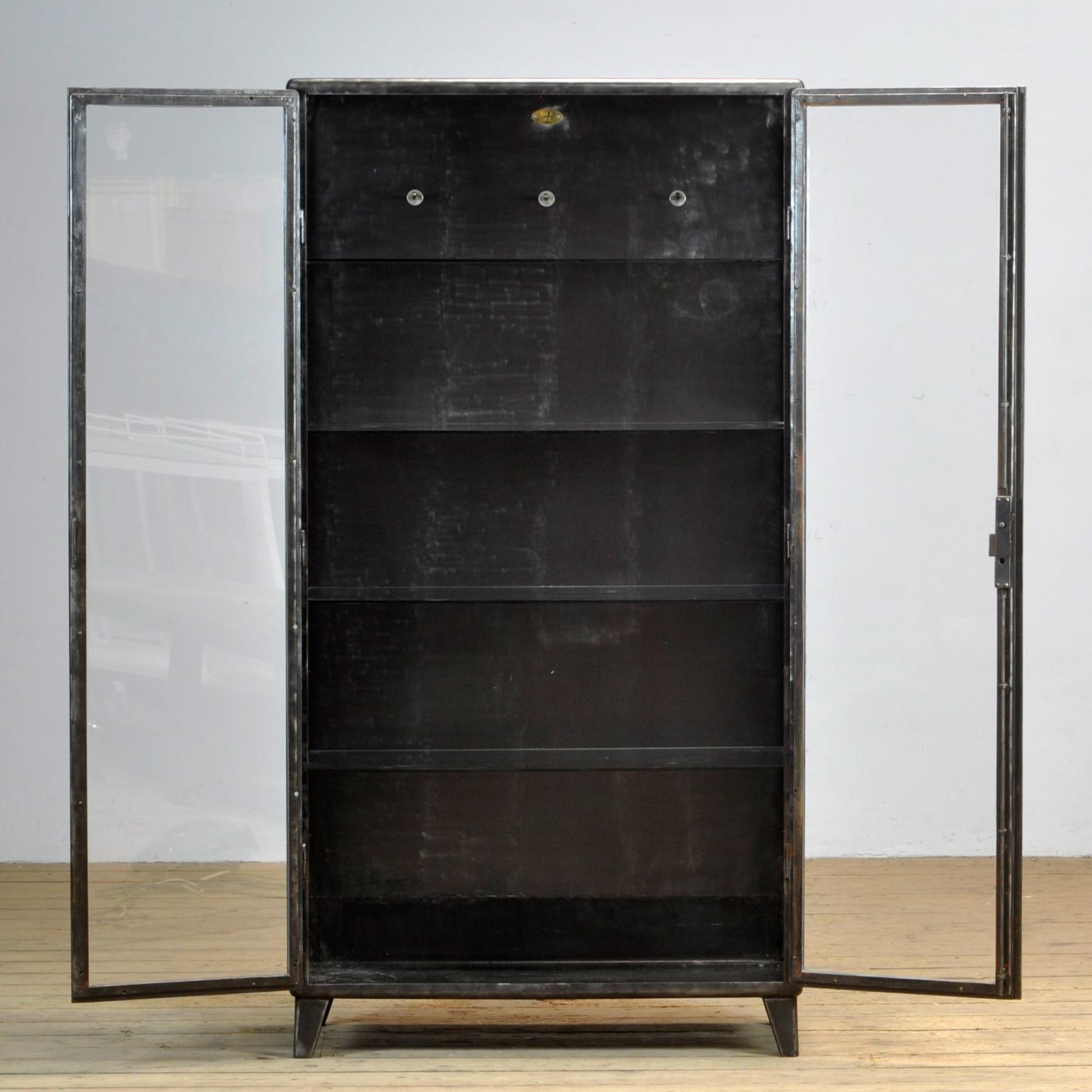 Vintage Medical Cabinet, 1960’s In Good Condition In Amsterdam, Noord Holland