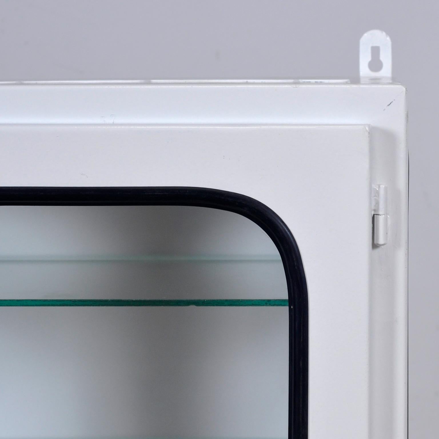 Cabinet médical vintage, années 1970 en vente 2