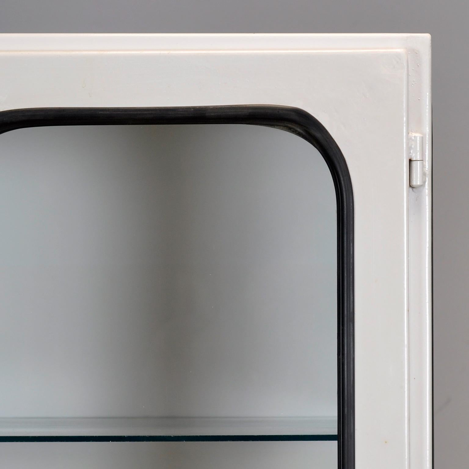 Cabinet médical vintage, 1970 en vente 3