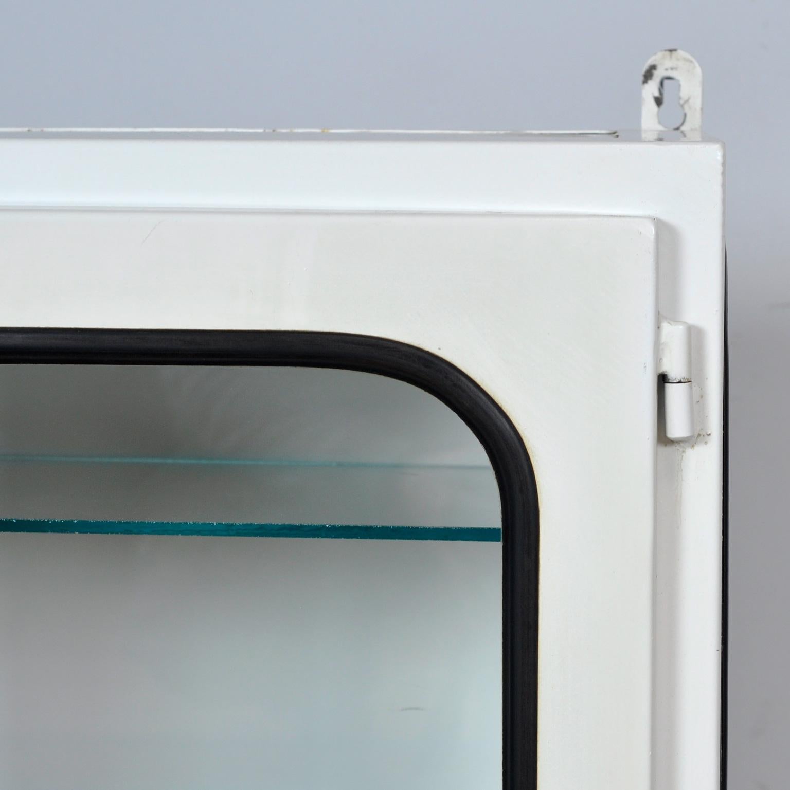 Cabinet médical vintage, années 1970 en vente 4
