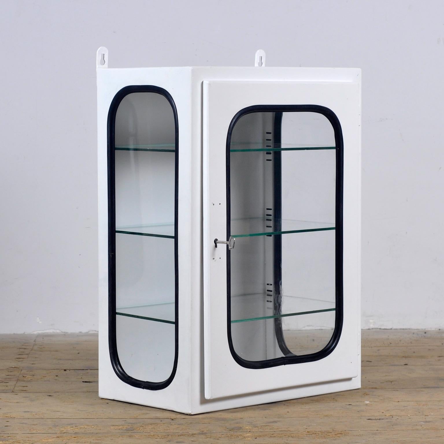 Cabinet médical vintage, années 1970 en vente 3