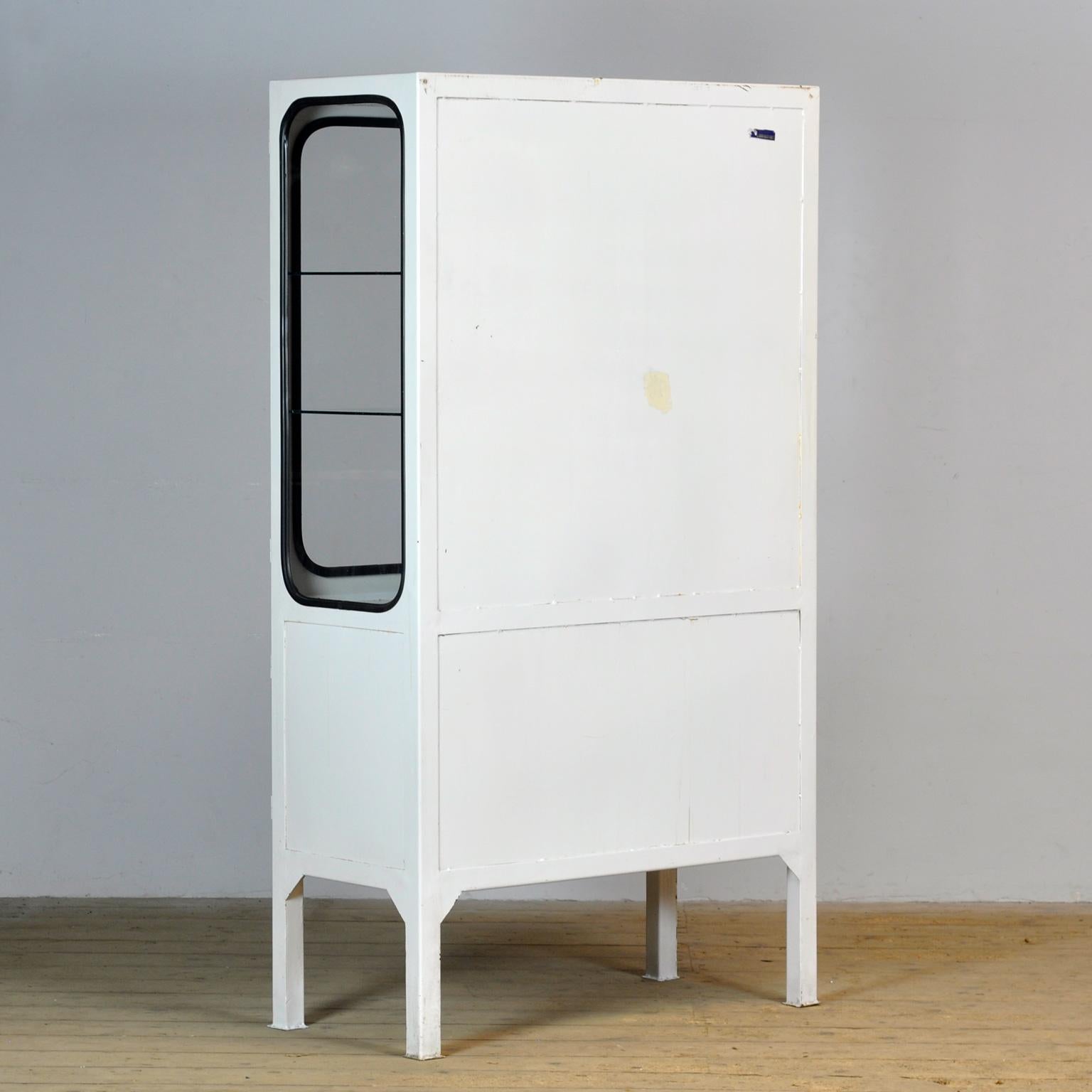 Cabinet médical vintage, 1970 en vente 4