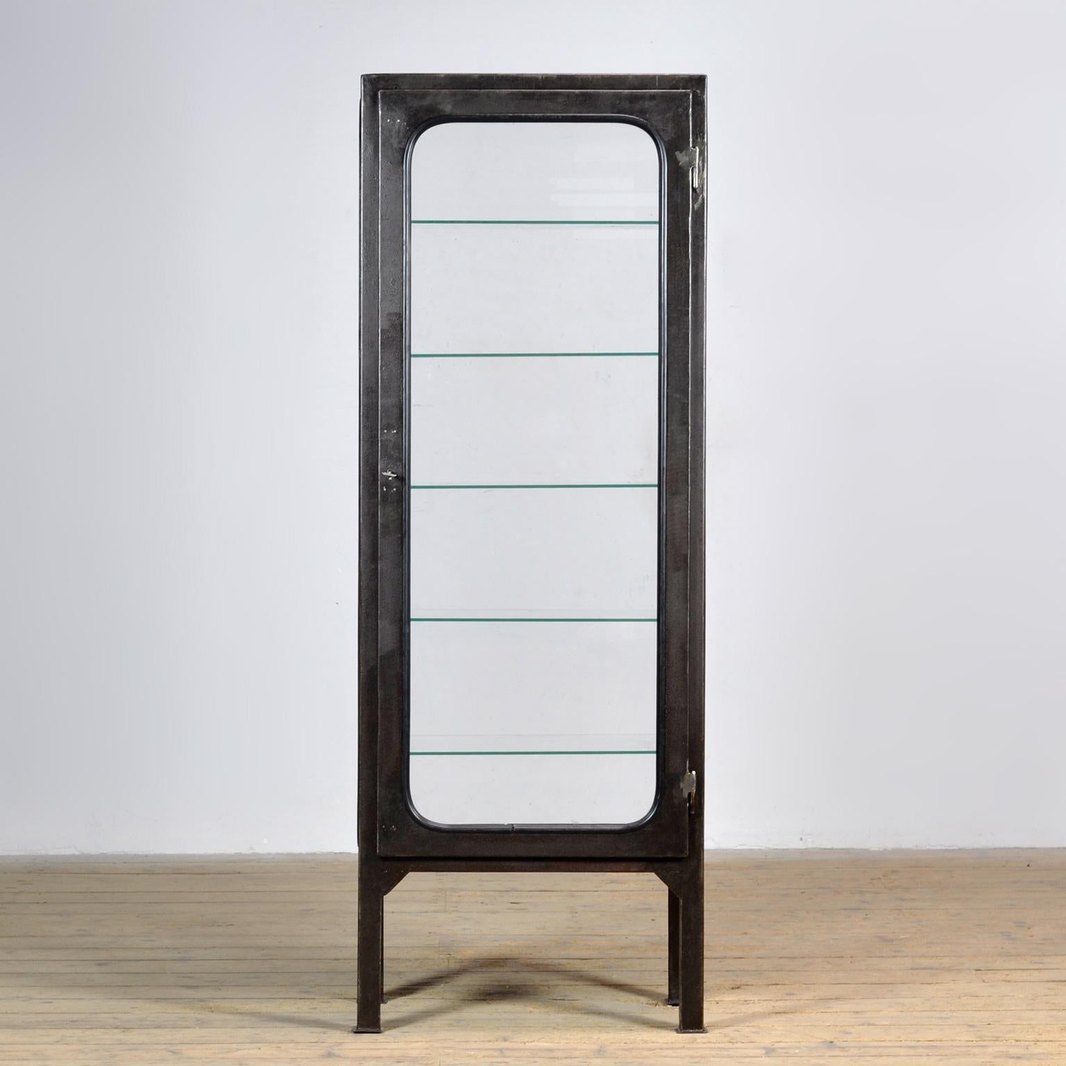 Armadietto dei medicinali vintage degli anni '70, realizzato in Ungheria. Questo mobile è un vero e proprio colpo d'occhio grazie al suo design industriale e alle pareti interamente in vetro su tutti e quattro i lati. Realizzato in ferro e vetro, il