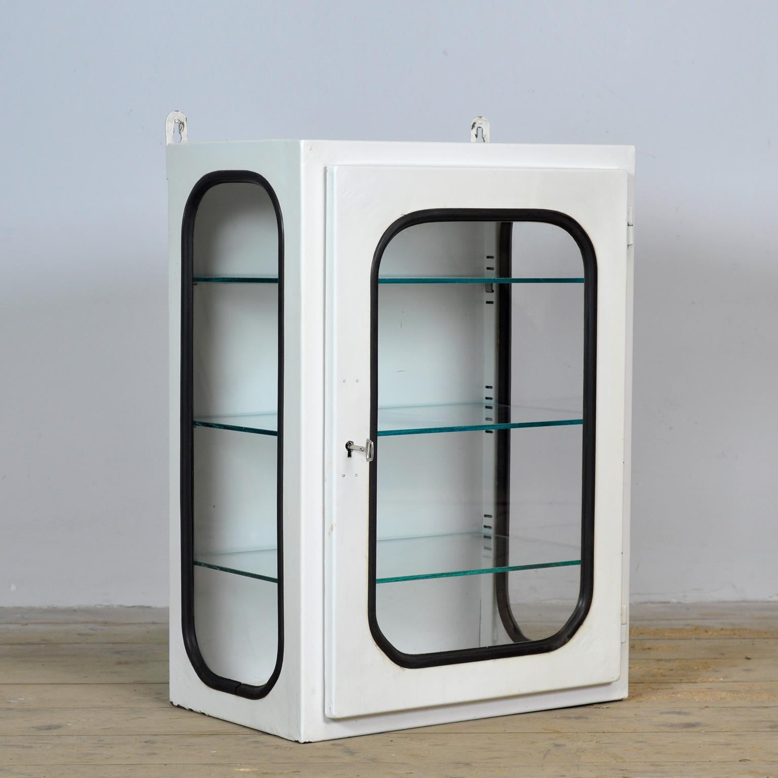 Industriel Cabinet médical vintage, années 1970 en vente