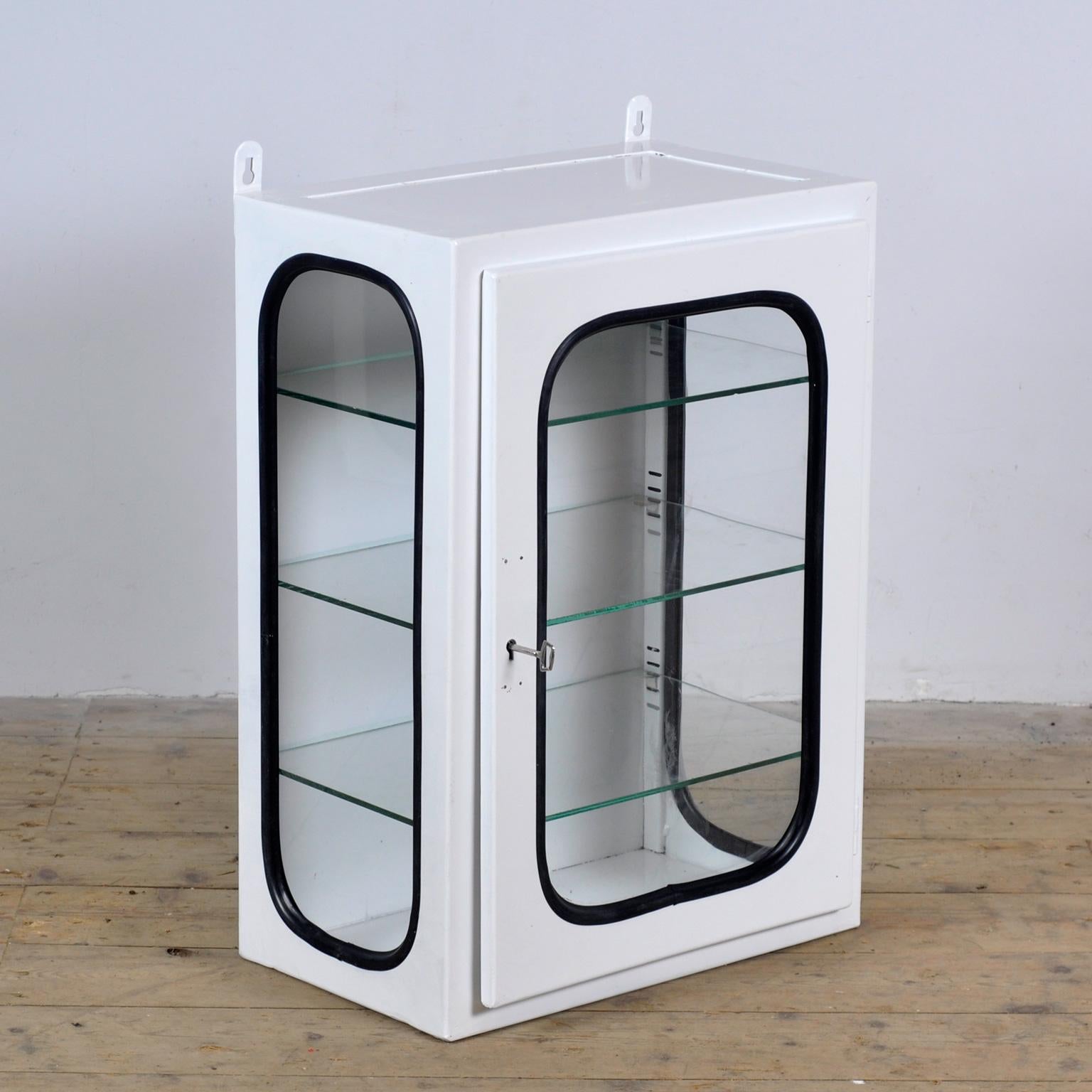 Industriel Cabinet médical vintage, années 1970 en vente