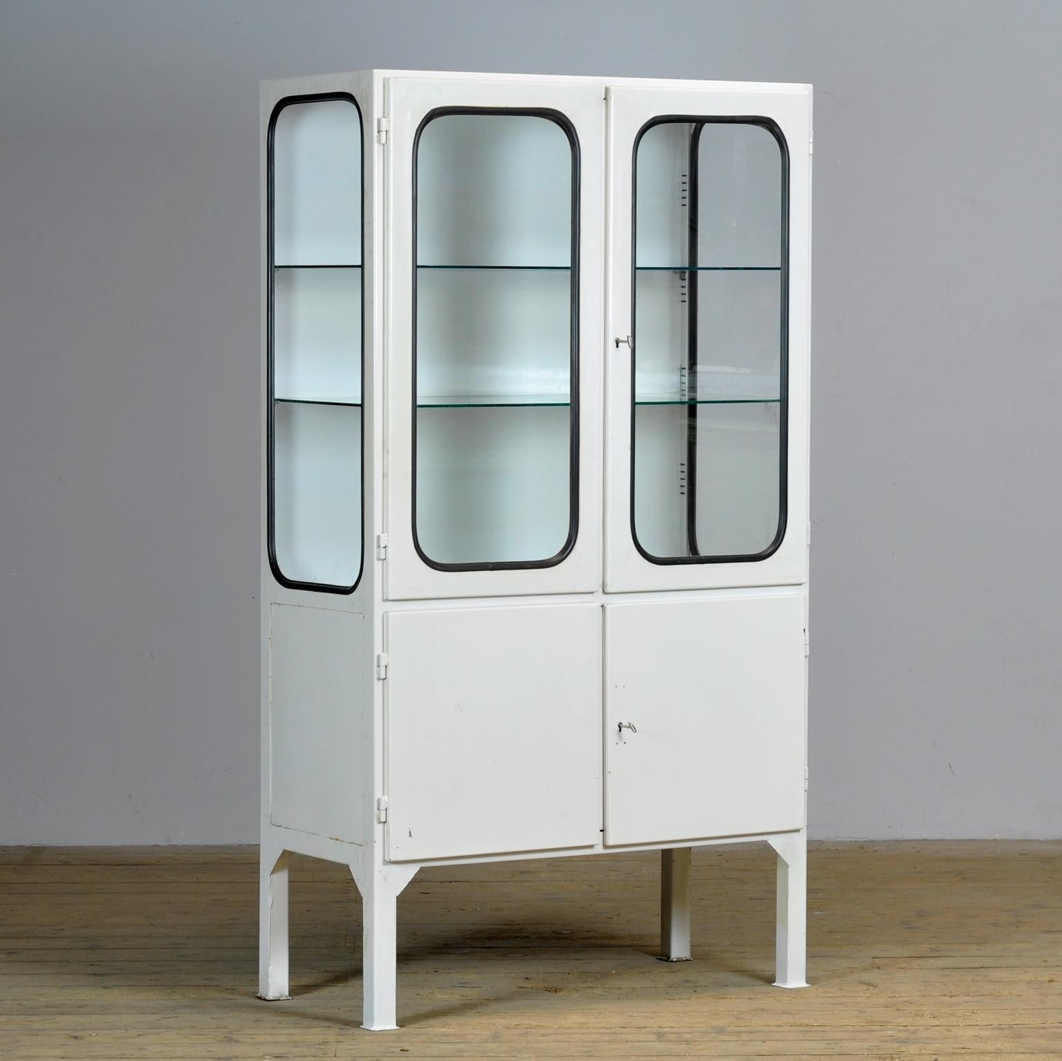 Industriel Cabinet médical vintage, 1970 en vente