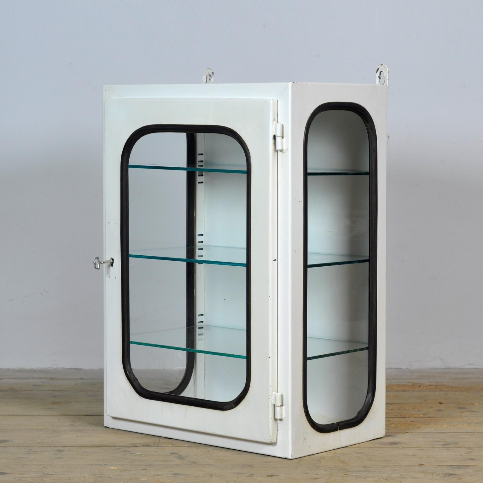 Hongrois Cabinet médical vintage, années 1970 en vente
