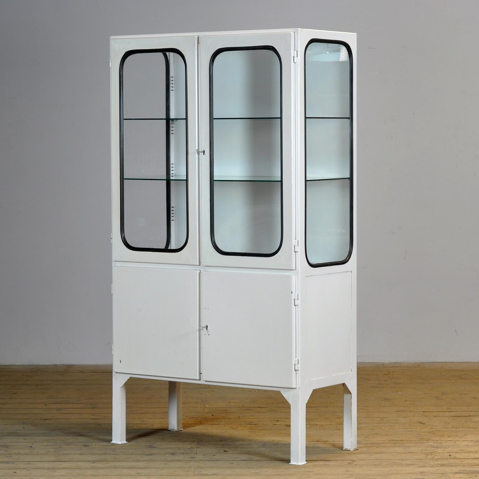 Hongrois Cabinet médical vintage, 1970 en vente