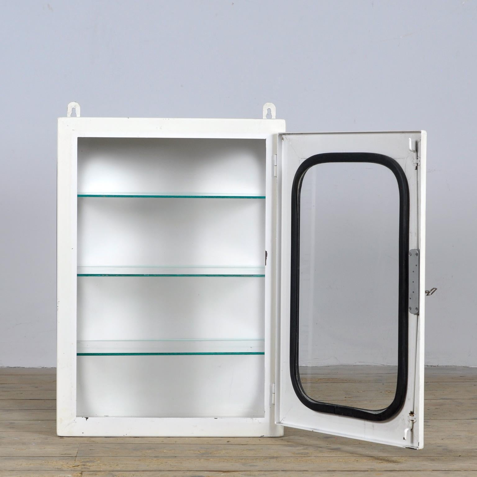 Cabinet médical vintage, années 1970 Bon état à Amsterdam, Noord Holland