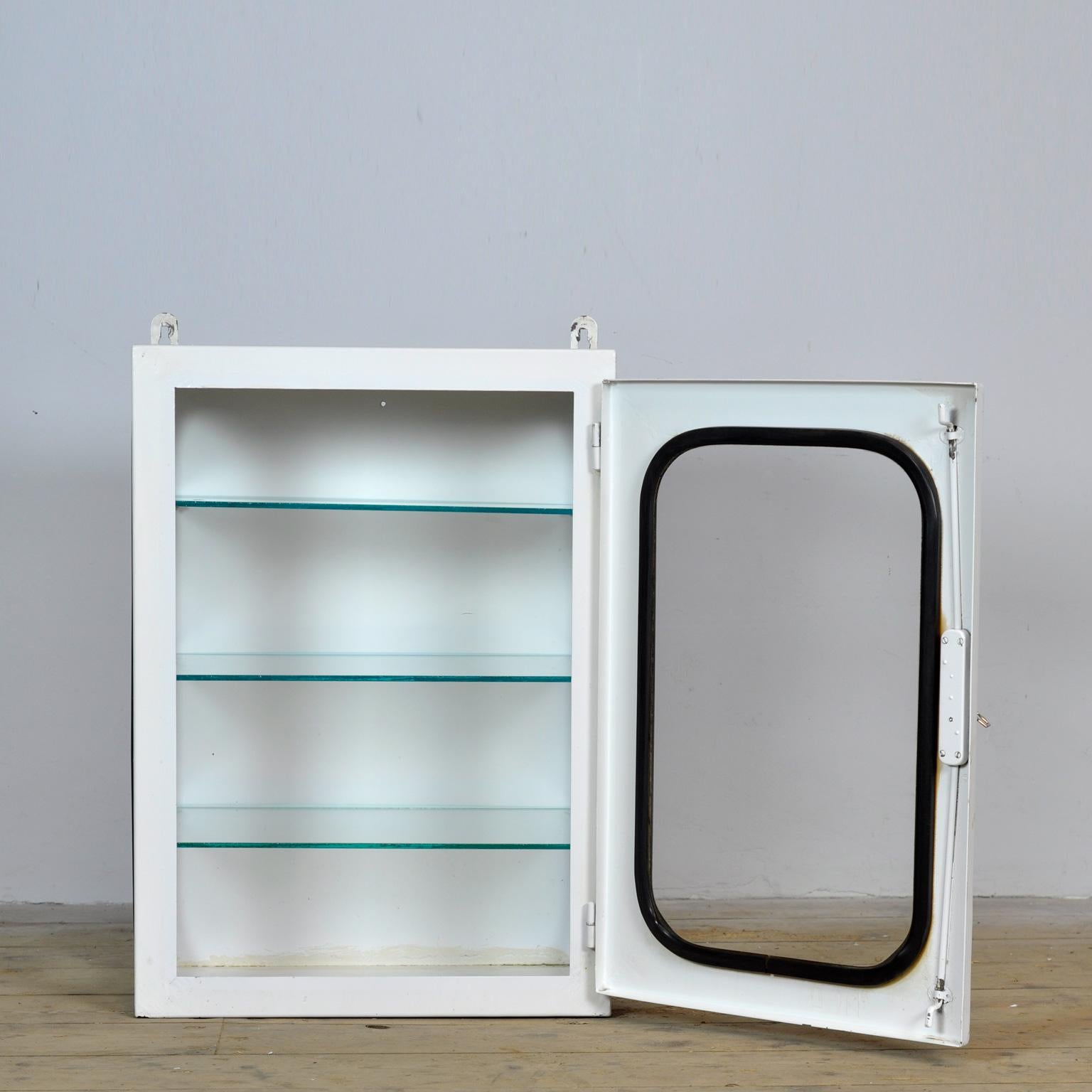 Cabinet médical vintage, années 1970 Bon état - En vente à Amsterdam, Noord Holland