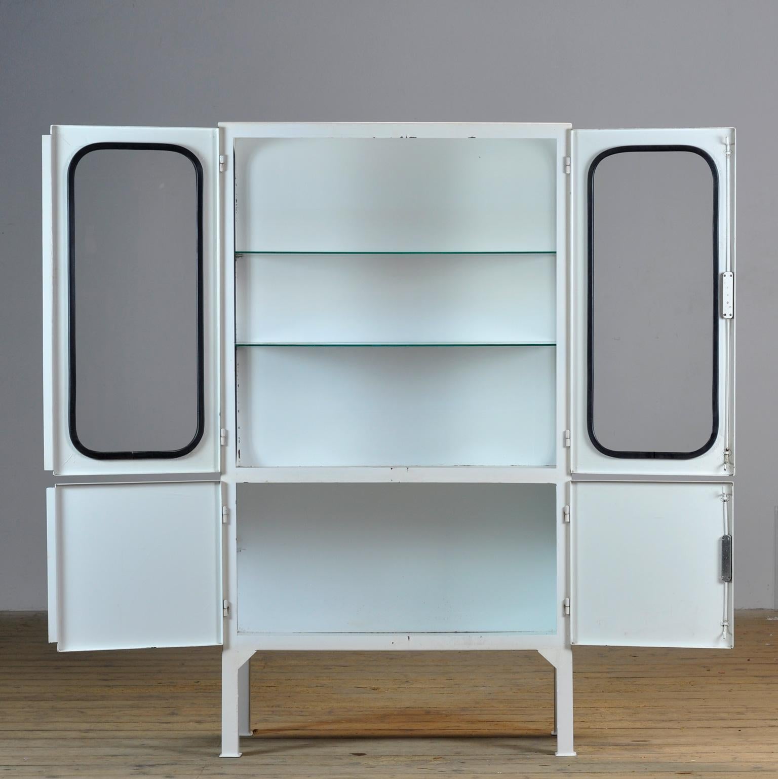 Vintage Medical Cabinet, 1970’s In Good Condition For Sale In Amsterdam, Noord Holland