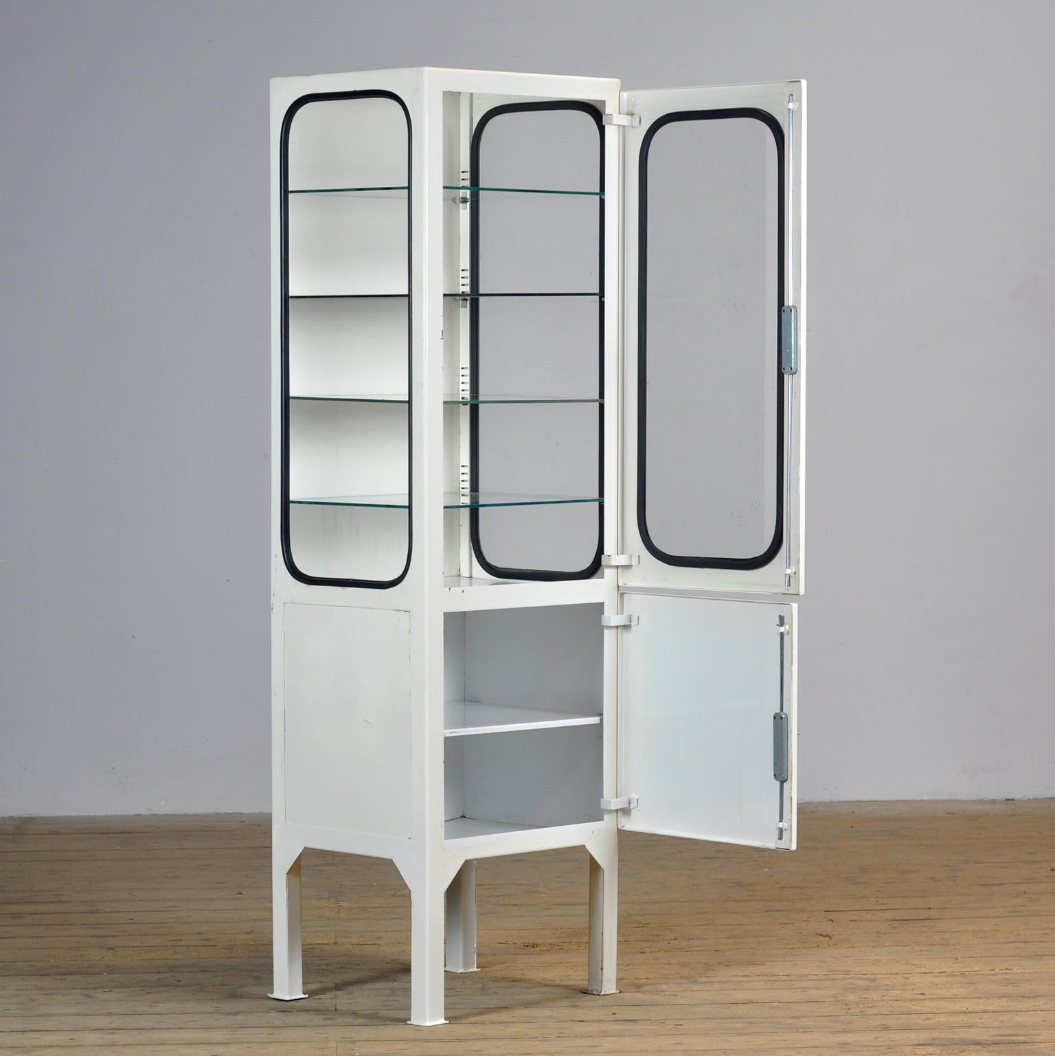 Vintage medical cabinet, 1970’s In Good Condition For Sale In Amsterdam, Noord Holland