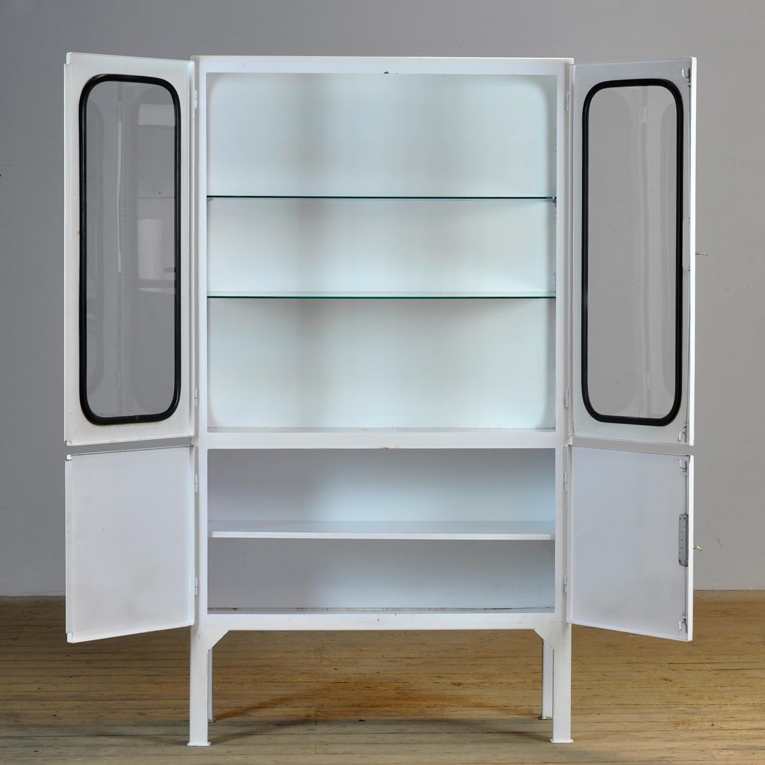 Cabinet médical vintage, 1970 Bon état - En vente à Amsterdam, Noord Holland