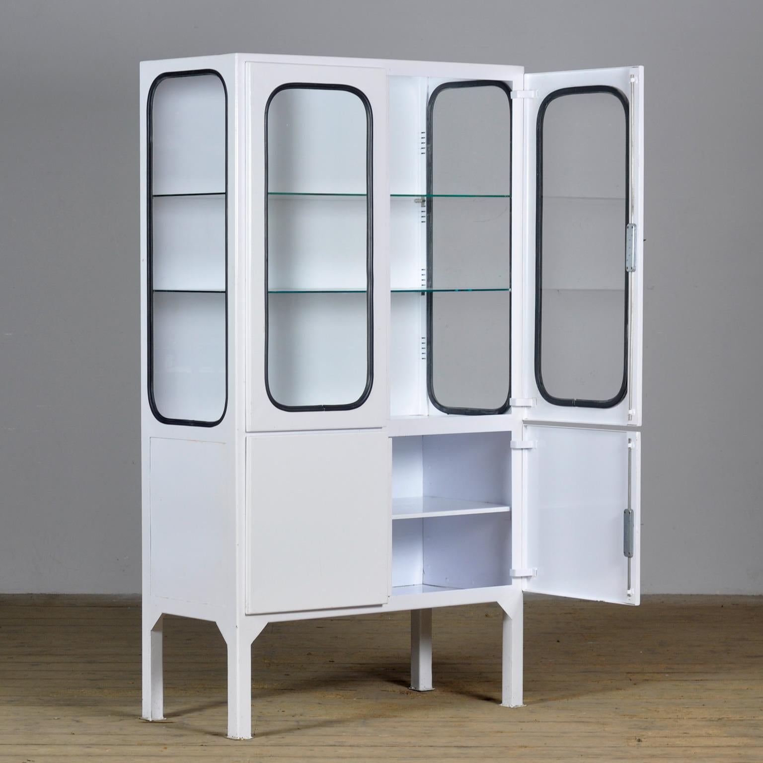 Vintage Medical Cabinet, 1970’s In Good Condition For Sale In Amsterdam, Noord Holland