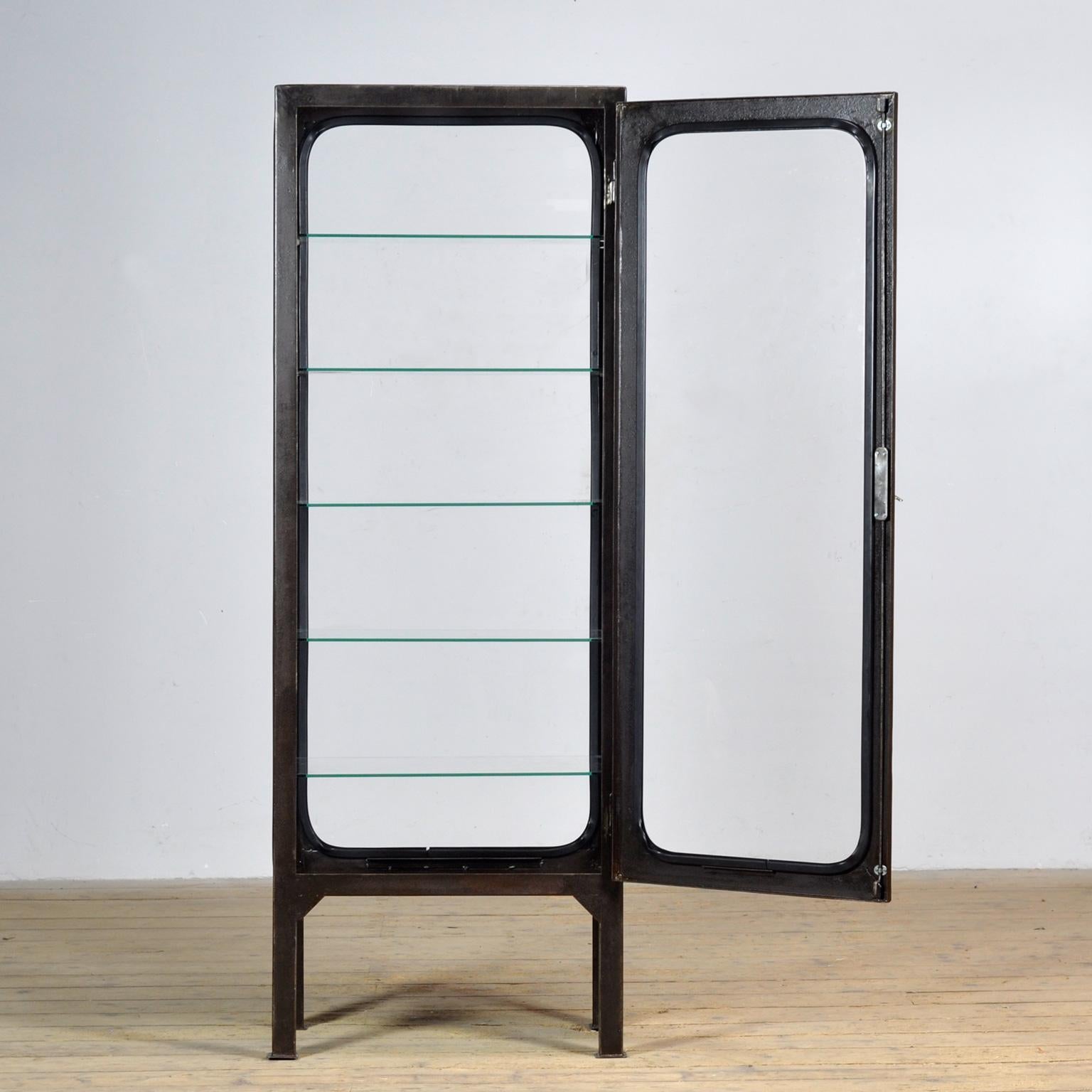 Lucidato Armadio medico vintage, anni '70 in vendita