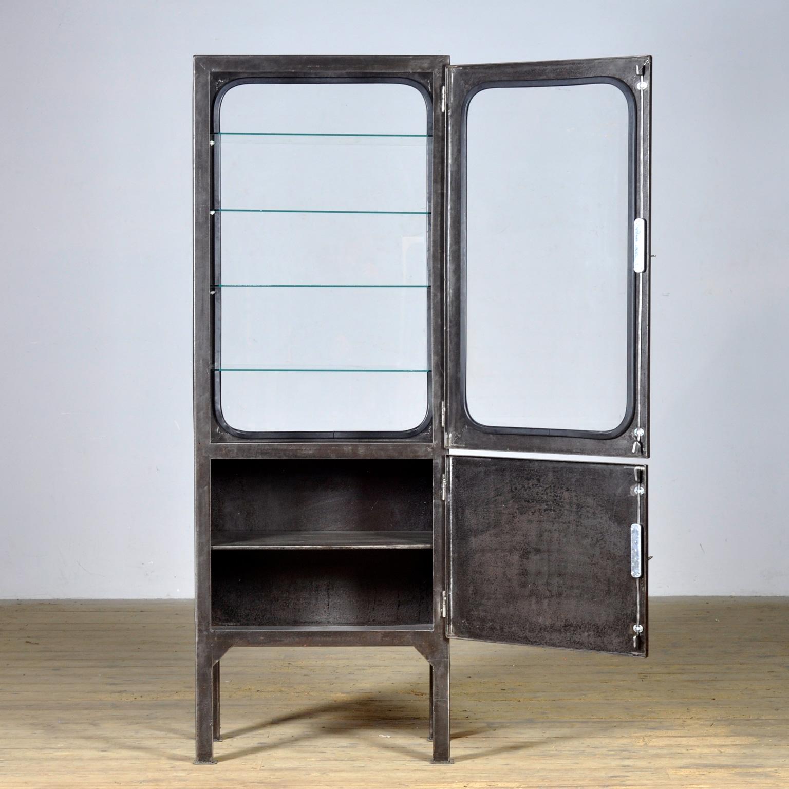 Vintage medical cabinet, 1970s Pulido en venta