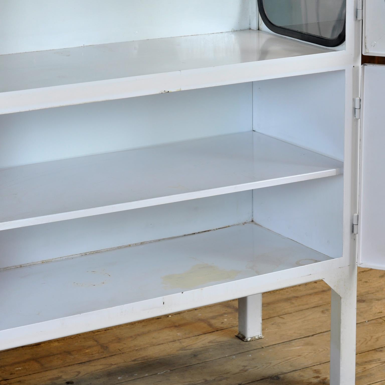 Fin du 20e siècle Cabinet médical vintage, 1970 en vente