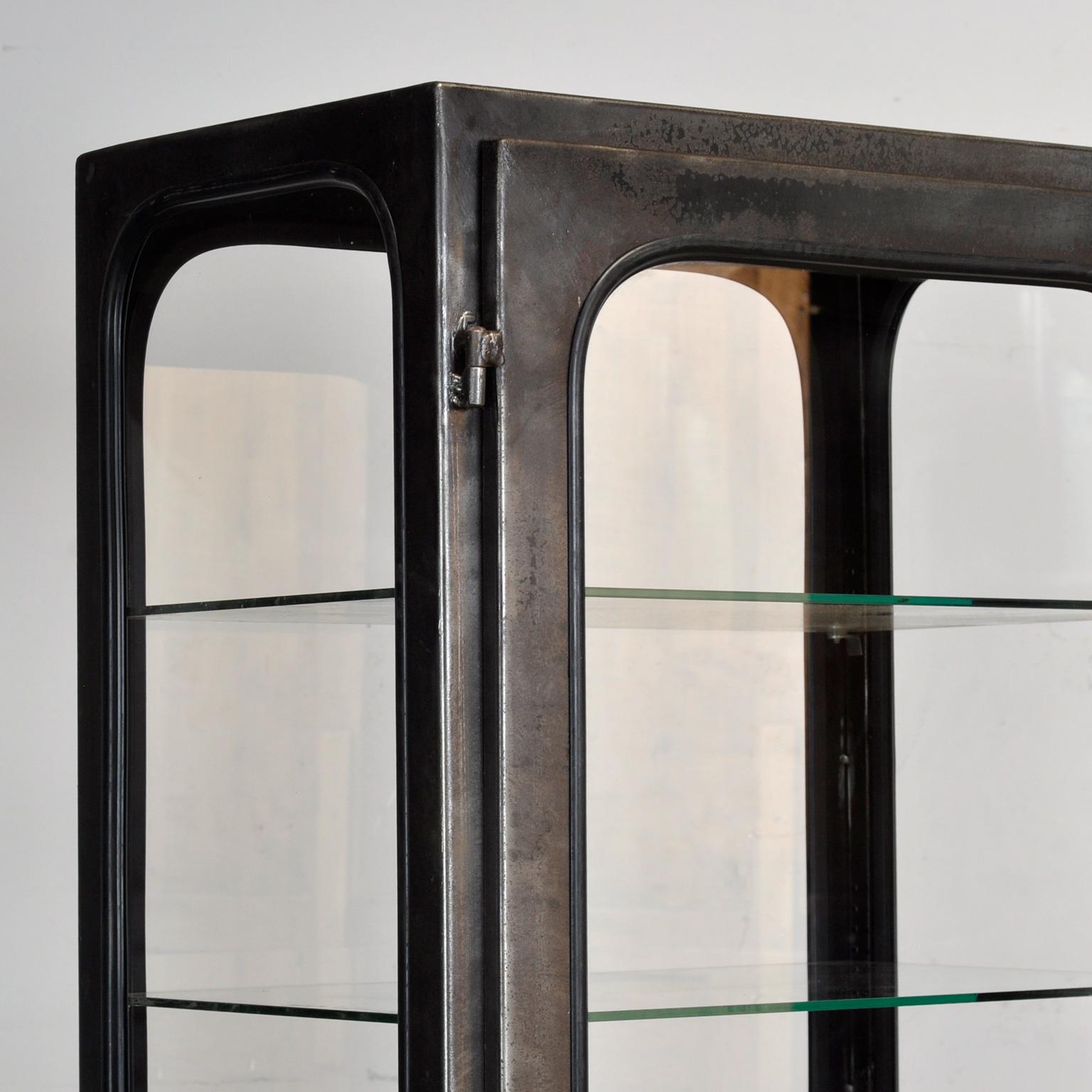 Cabinet médical vintage, années 1970 Bon état - En vente à Amsterdam, Noord Holland