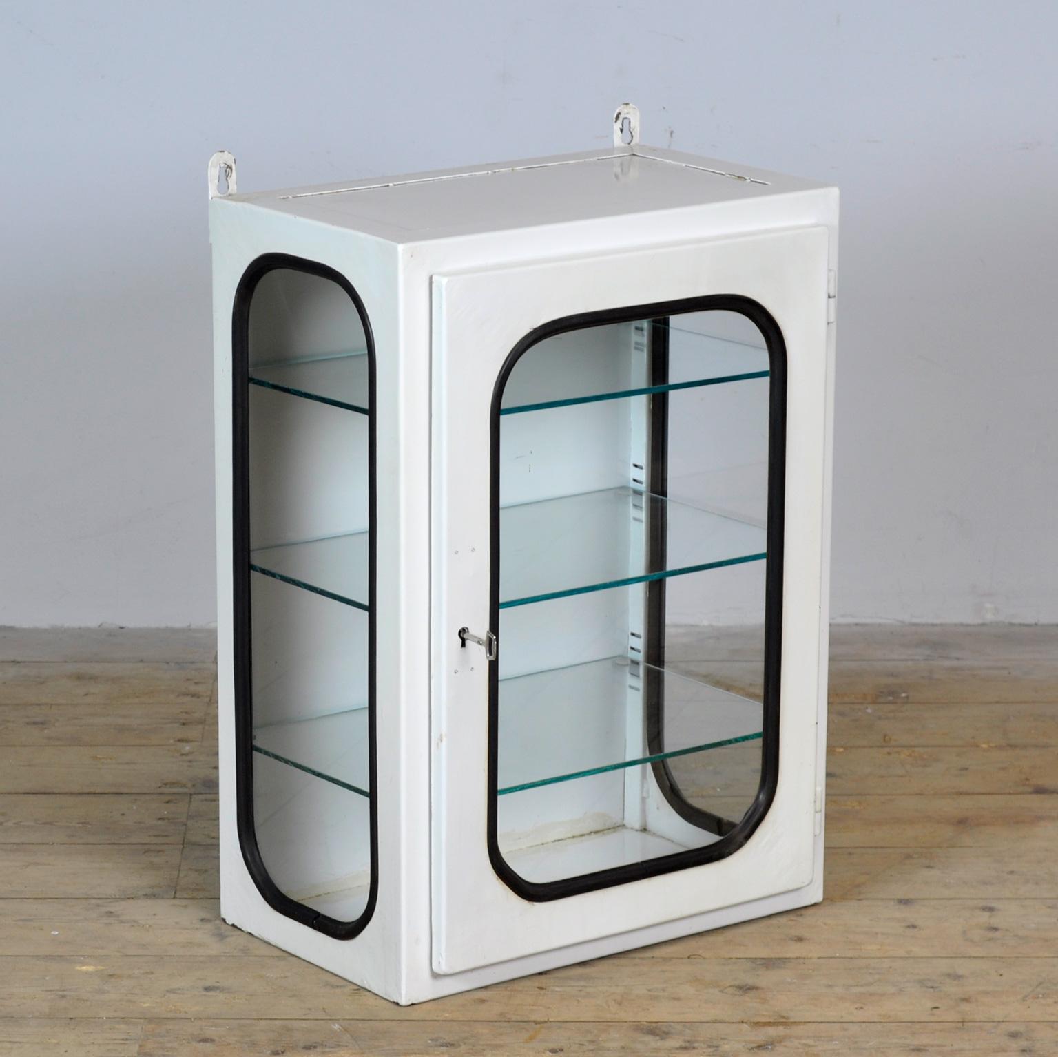 Verre Cabinet médical vintage, années 1970 en vente