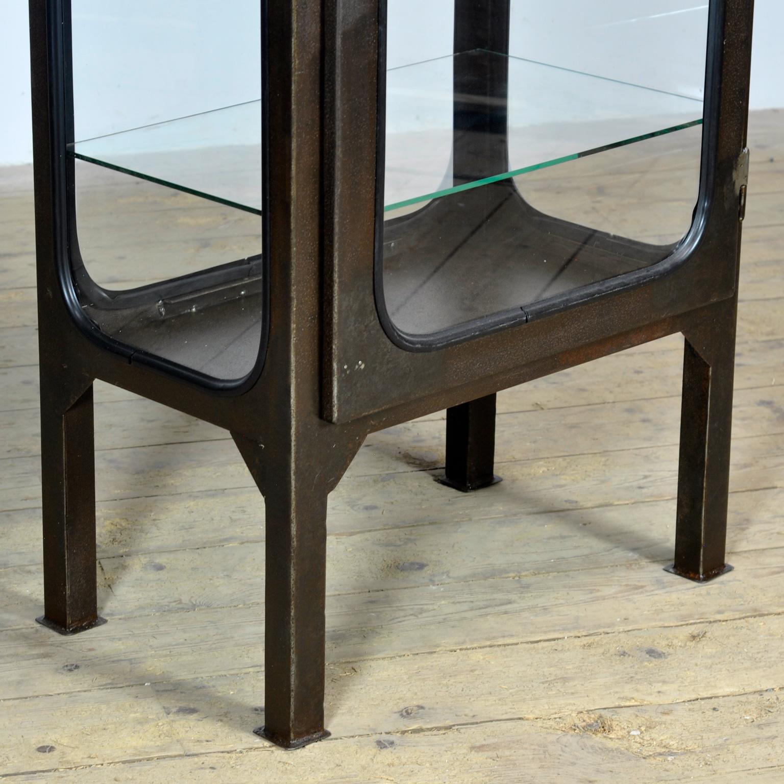 Fine XX secolo Armadio medico vintage, anni '70 in vendita