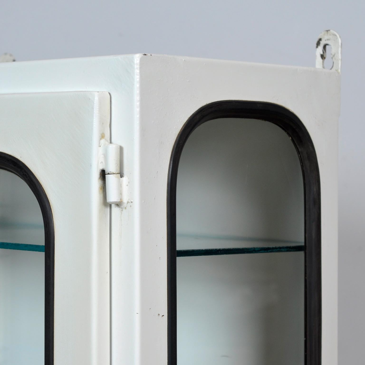 Cabinet médical vintage, années 1970 en vente 1