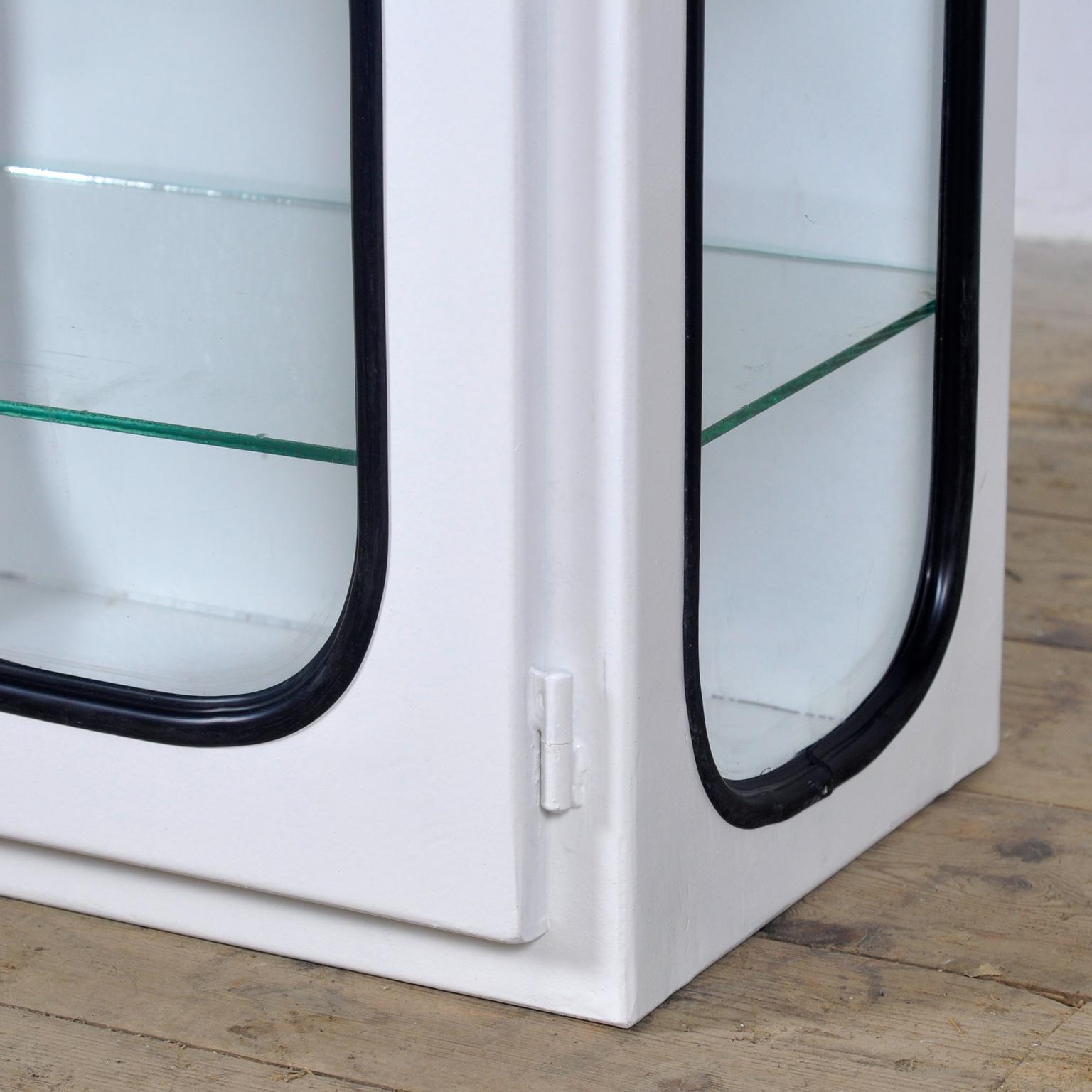Verre Cabinet médical vintage, années 1970 en vente