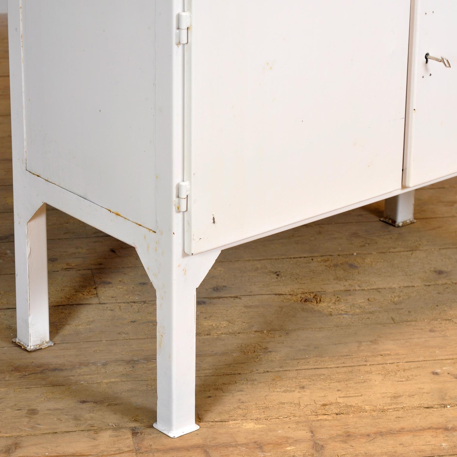 Cabinet médical vintage, 1970 en vente 1