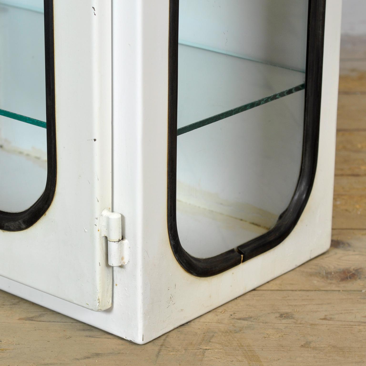 Cabinet médical vintage, années 1970 en vente 2