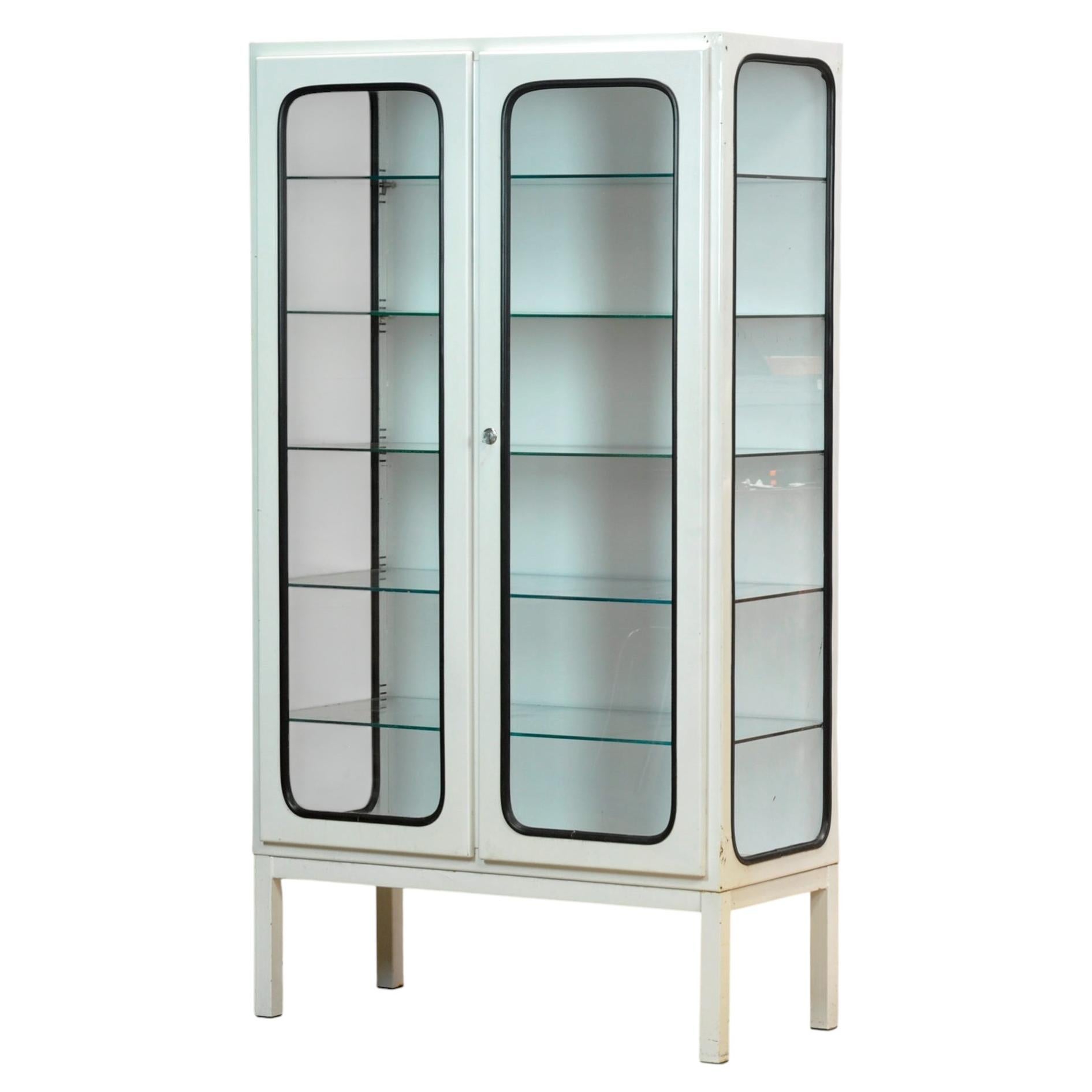 Armoire médicale vintage, années 1970 en vente