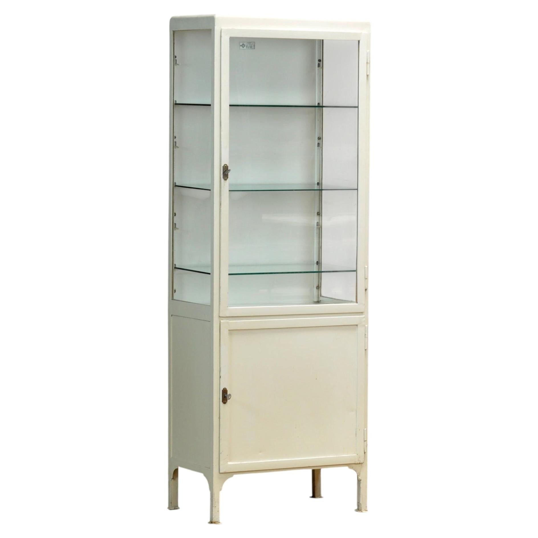 Armoire médicale vintage, années 1970