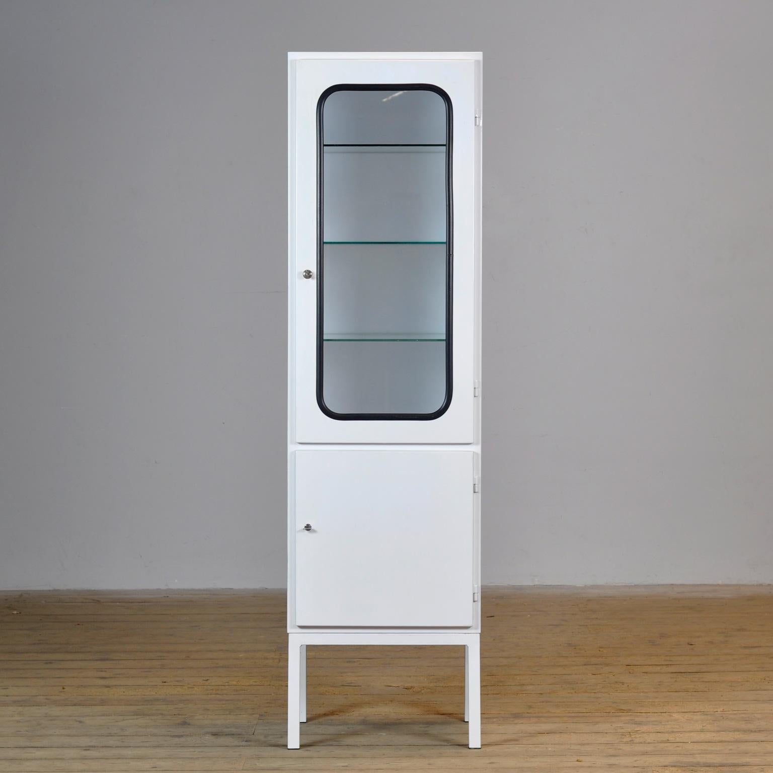 Medical cabinet made of iron and glass that is clamped into the iron by a rubber strip. The cabinet comes from the 80s and was produced in Hungary. Well-functioning locks with keys. The cabinet comes with 4 glass shelves.
The space between the
