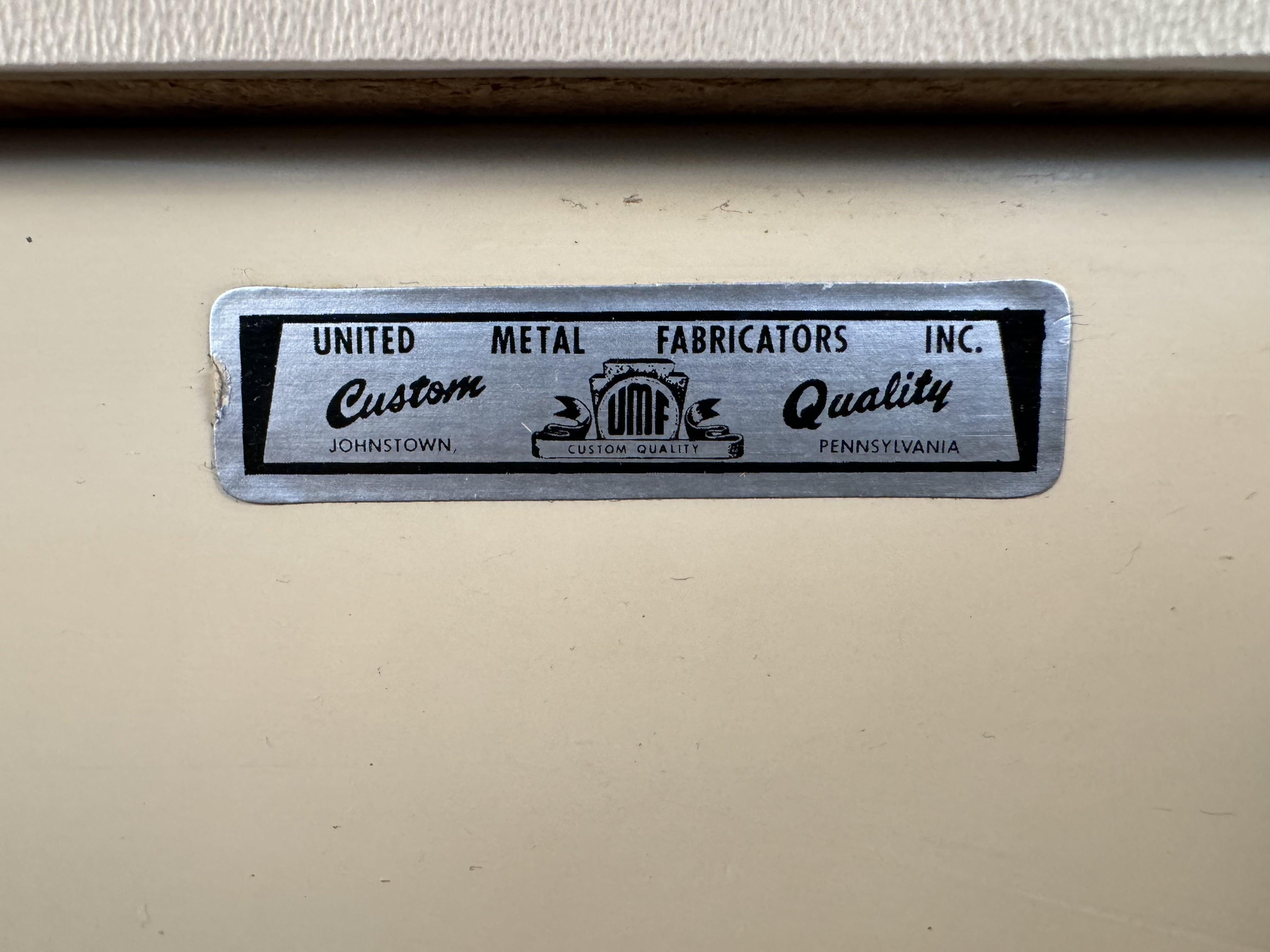 Cabinet médical United Medical Fabricators en vente 4