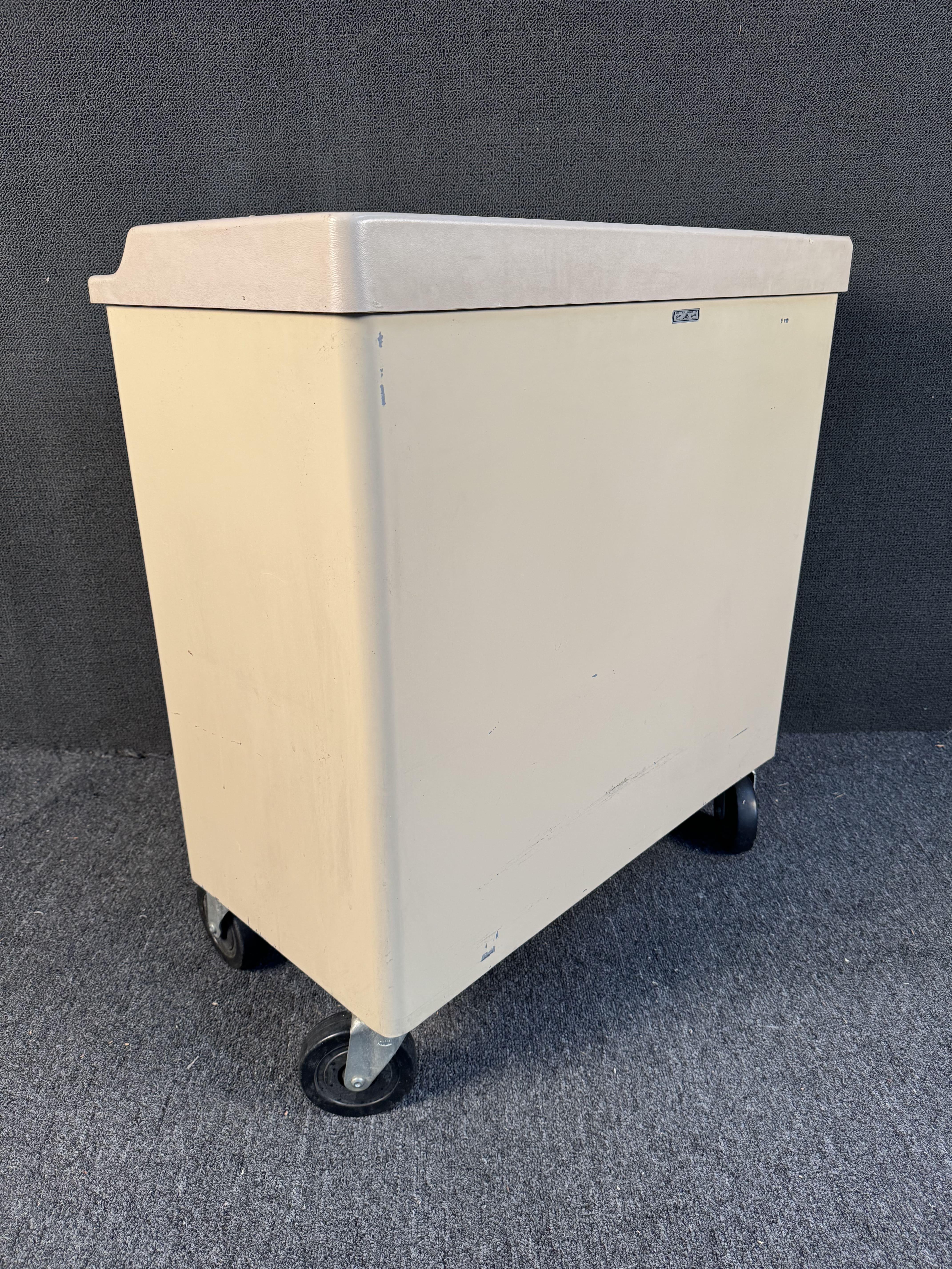 Cabinet médical United Medical Fabricators en vente 6