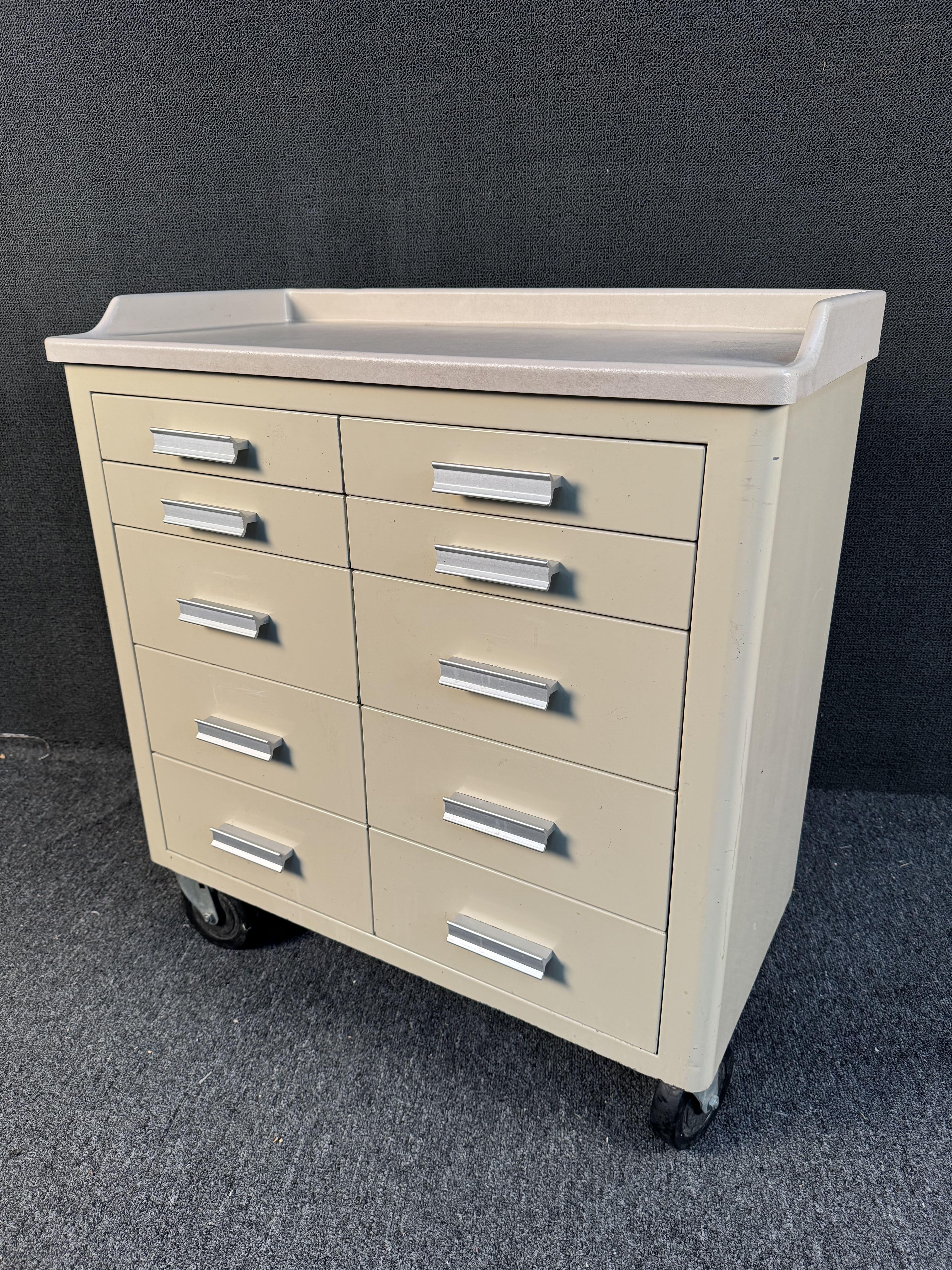 Cabinet médical United Medical Fabricators en vente 8