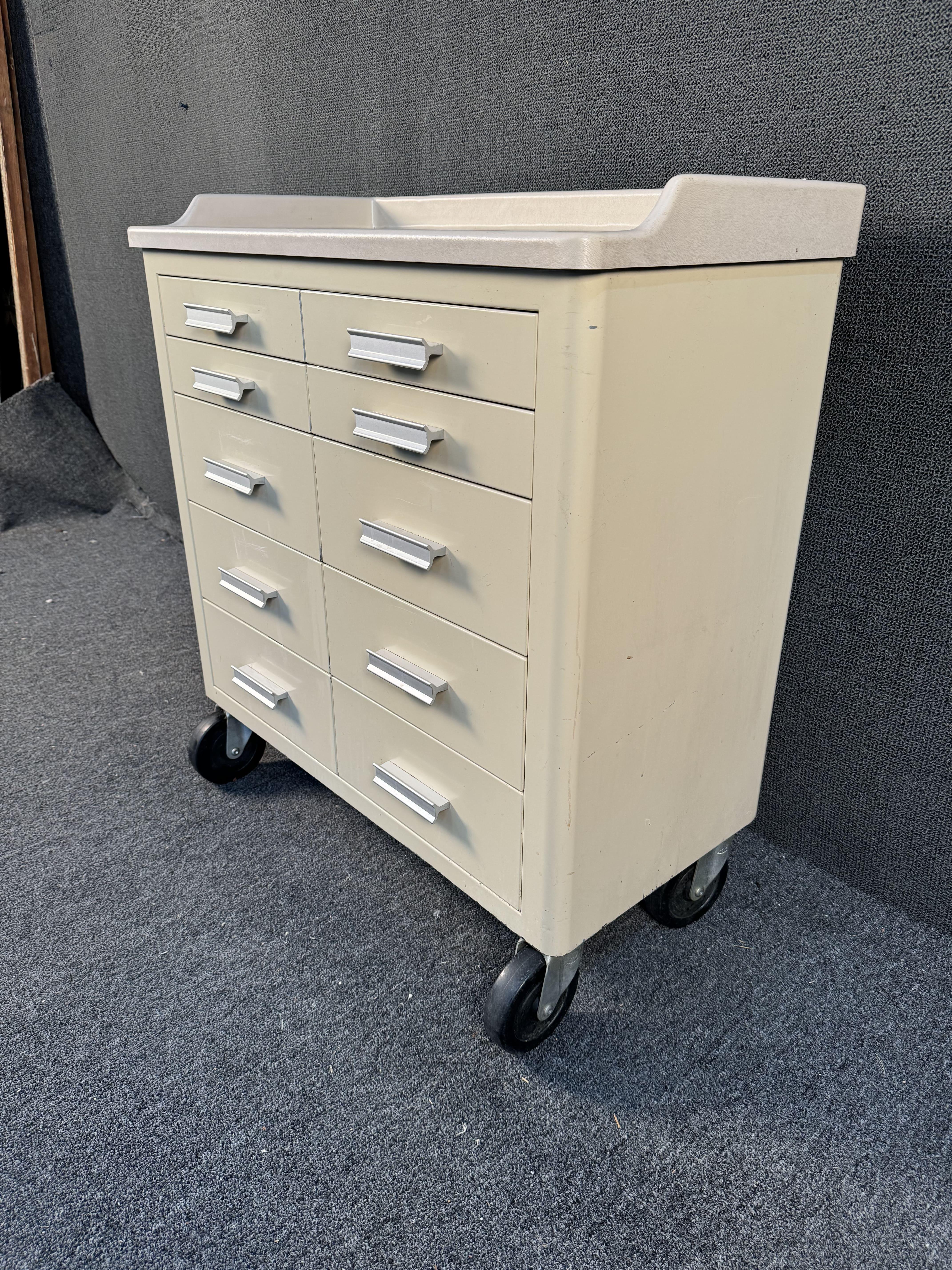 Mid-Century Modern Cabinet médical United Medical Fabricators en vente