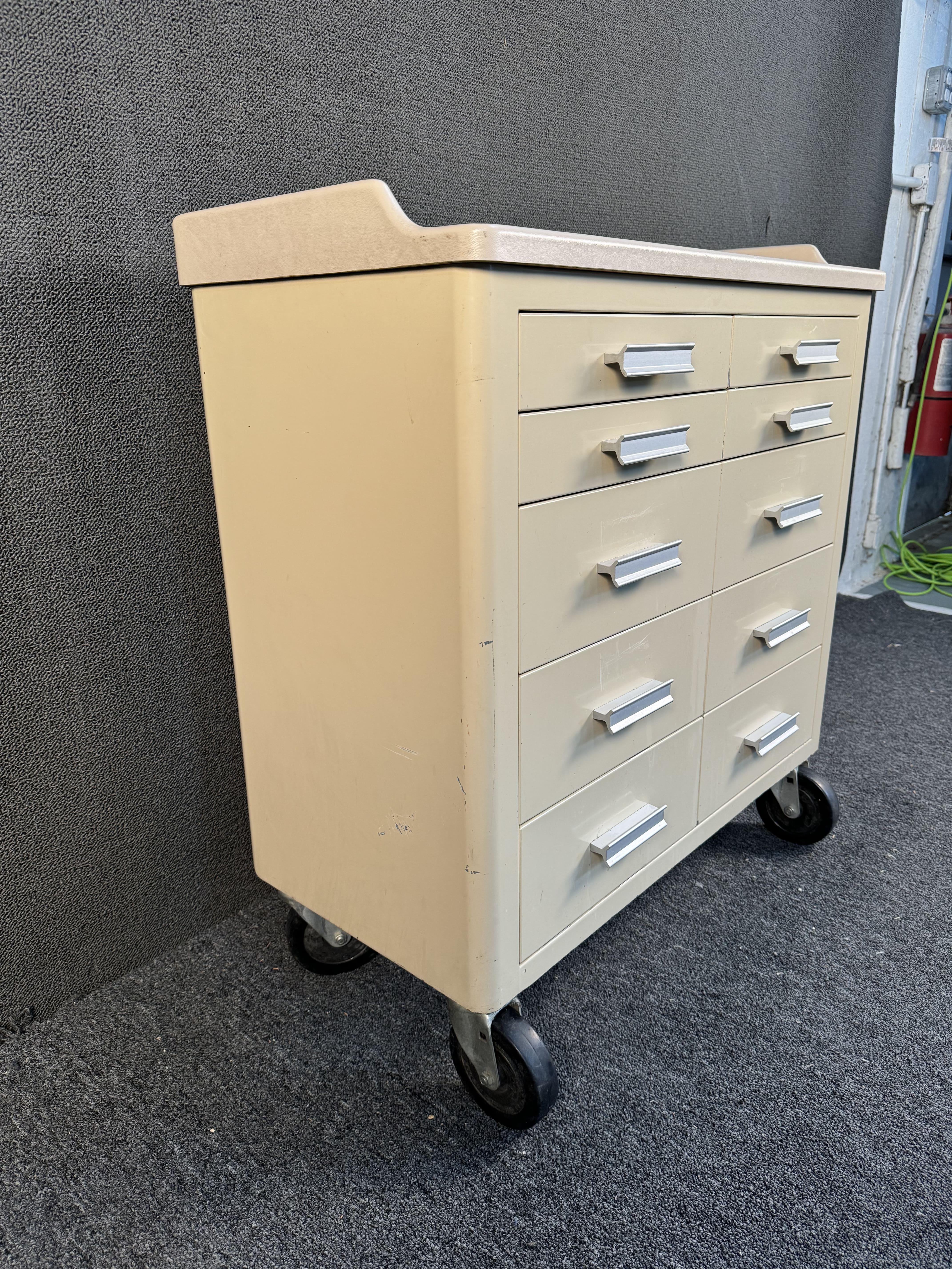 Américain Cabinet médical United Medical Fabricators en vente